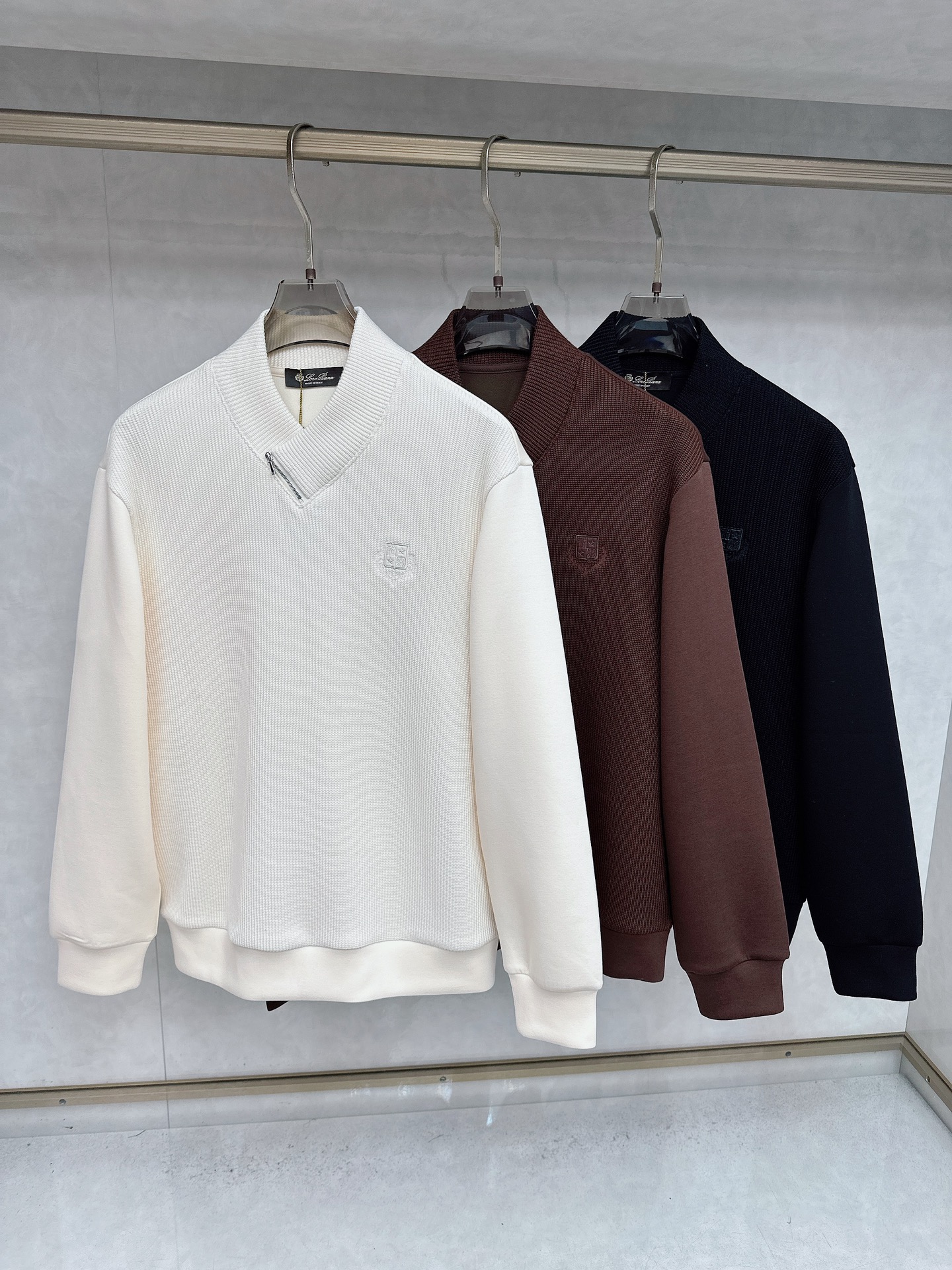 NO:571379,LP Autumn and Winter Cashmere Wool Pullover Sweatshirt is very bright, the logo embroidery highlights the texture in the details. The overall design of the upper body is fashionable and has a modern and fitted tailoring. The collar slightly fits the neck, making the overall upper body more youthful and fashionable. The fabric is made of custom-woven wool blend material and is easy to care for. It has a wool texture on the surface. The upper body is comfortable and warm. It looks high-end and has a good crisp feeling at the same time. Size M-XXXL, loro  piana,hoodie,sweatshirts,alexander wang19860909LP 秋冬 羊绒羊毛套头卫衣 很有亮点,标志刺绣 细节上凸显质感 整体设计上身时尚而赋予现代气息感合体的剪裁,领口微微贴合颈部,让整体上身更显年轻时尚 , 面料采用客供定织羊毛混纺材质 有着易打理的特点 表面有着羊毛质感 上身舒适保暖 ,显高档的同时 又有很好挺括感 尺码M-XXXL,,loro piana,hoodie,sweatshirts,alexander wang,Men's clothing