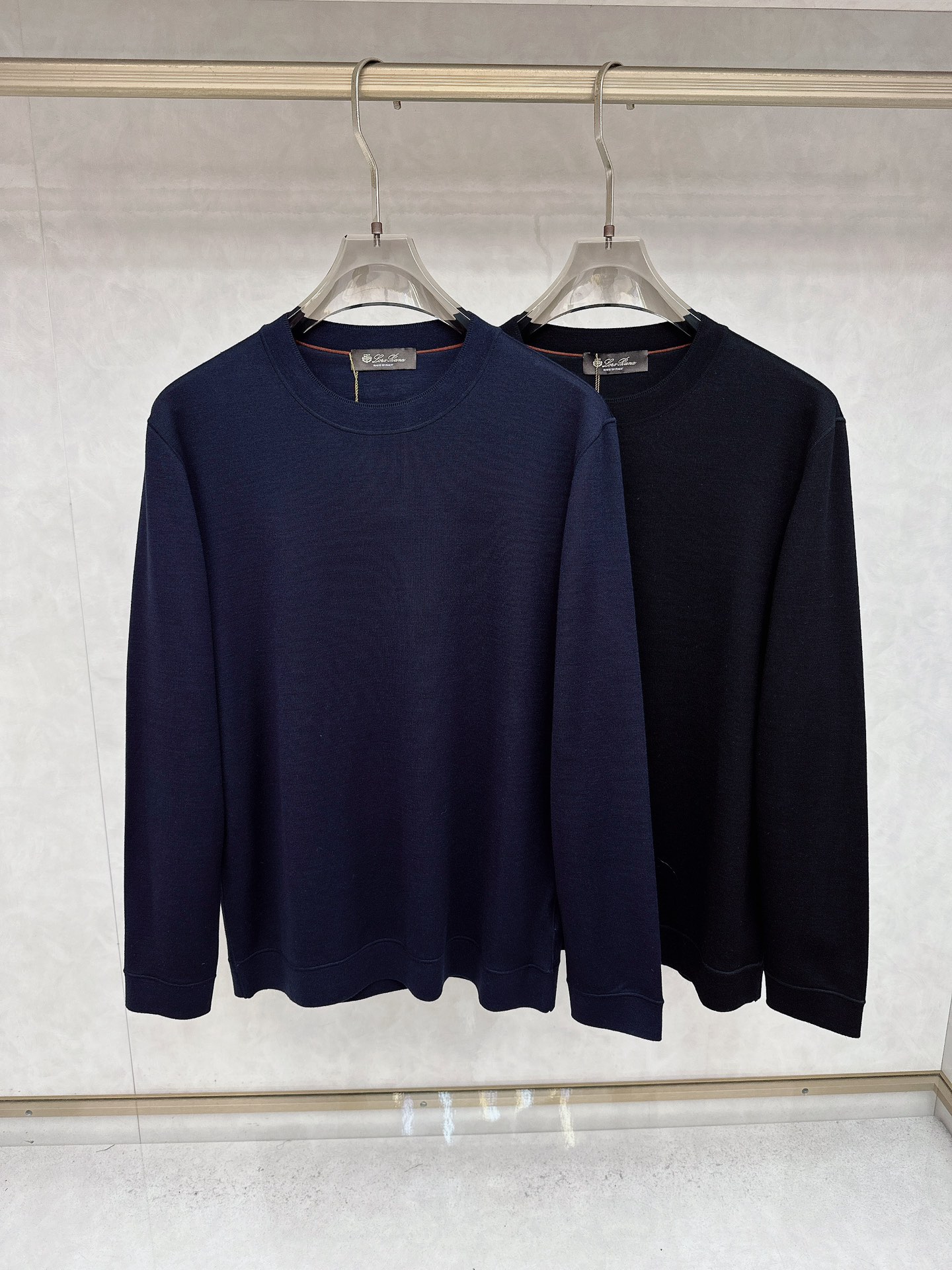 NO:571380,.LP Autumn and Winter cashmere wool pullover sweatshirt is very bright, the logo embroidery highlights the texture in the details. The overall design of the upper body is fashionable and has a modern and fitted tailoring. The neckline slightly fits the neck, making the overall upper body more youthful and fashionable. The fabric is made of custom-woven wool blend material. It has the characteristics of easy care. The surface has a wool texture. The upper body is comfortable and warm. It looks high-end and has a good crisp feeling. Size M-3XL, loro  piana,hoodie,sweatshirts,alexander wang19860909.LP 秋冬 羊绒羊毛套头卫衣 很有亮点,标志刺绣 细节上凸显质感 整体设计上身时尚而赋予现代气息感合体的剪裁,领口微微贴合颈部,让整体上身更显年轻时尚 , 面料采用客供定织羊毛混纺材质 有着易打理的特点 表面有着羊毛质感 上身舒适保暖 ,显高档的同时 又有很好挺括感 码数M-3XL,,loro piana,hoodie,sweatshirts,alexander wang,Men's clothing