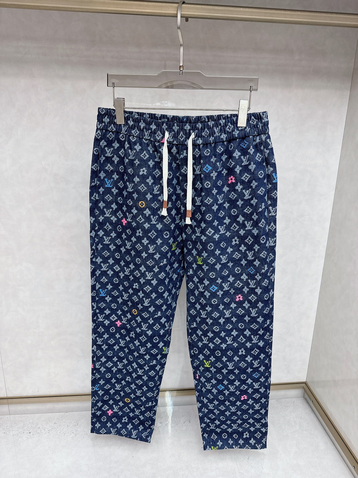 NO:571381,LV 2025 autumn and winter latest casual pants counter 1:1 top replica, full appearance!  A must-have item for fashionistas!  Those who know the goods should hurry up and get started. Sizes M~2XL, Louis Vuitton, Alexander Wang19860909LV 2025秋冬最新休闲裤专柜1:1顶级复刻,全品相！潮人必备单品！懂货的老铁赶紧下手 尺码M~2XL,,louis vuitton,alexander wang,Men's clothing