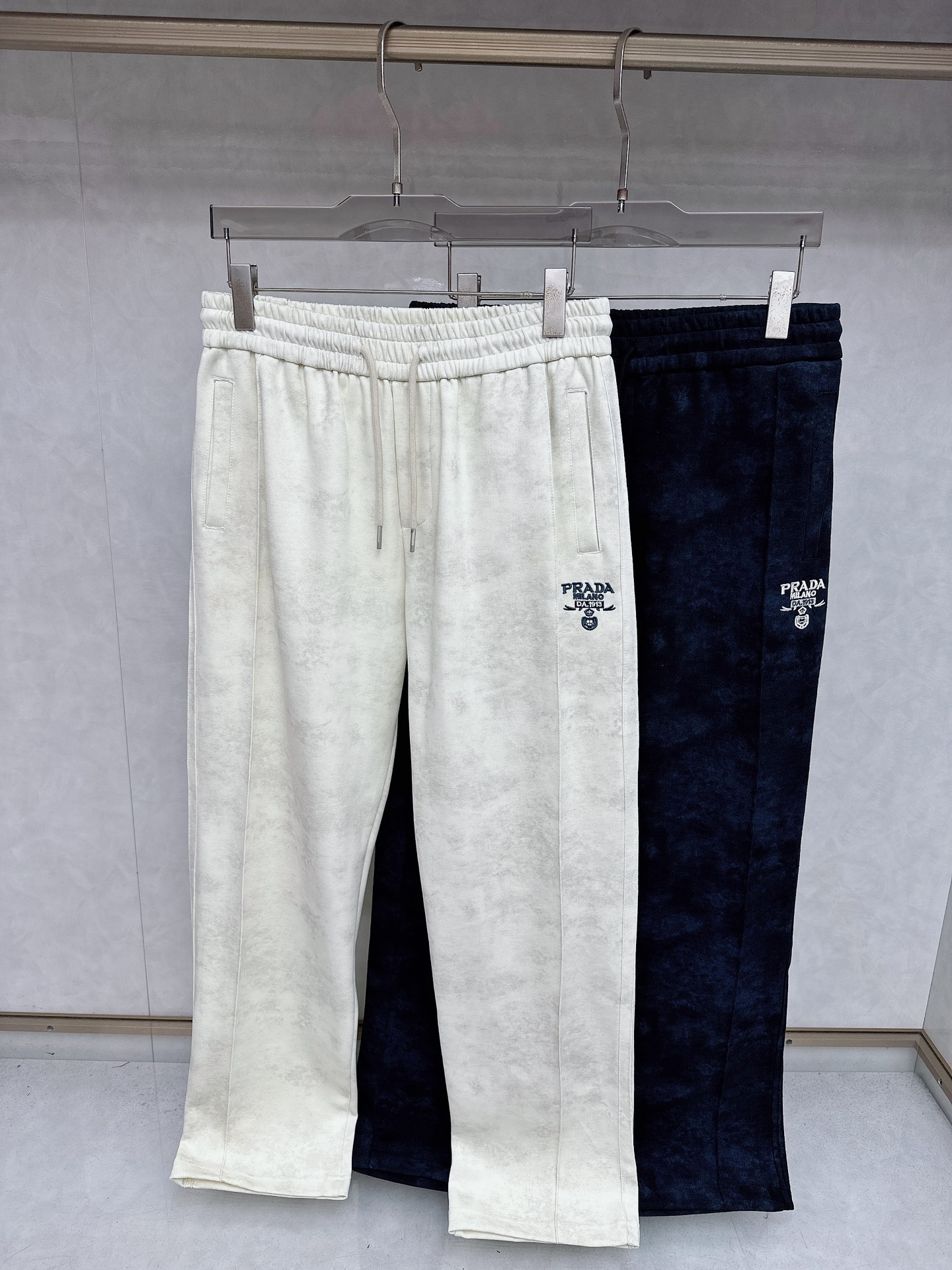 NO:571353,Prada 2025 autumn and winter latest casual pants counter 1:1 top replica, full condition!  A must-have item for fashionistas!  Those who know the goods should hurry up and get it. Sizes M~2XL, prada, alexander wang19860909普拉达 2025秋冬最新休闲裤专柜1:1顶级复刻,全品相！潮人必备单品！懂货的老铁赶紧下手 尺码M~2XL,,prada,alexander wang,Men's clothing