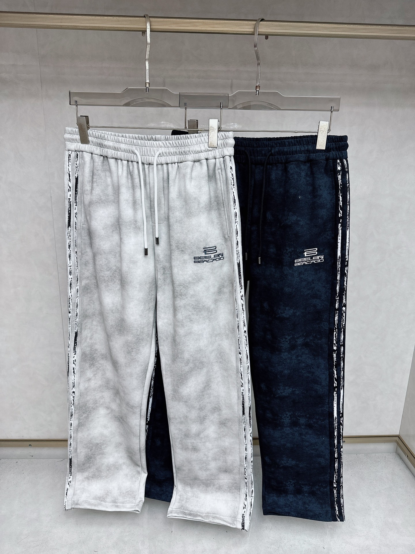 NO:571355,Balenciaga 2025 autumn and winter latest casual pants counter 1:1 top replica, full condition!  A must-have item for fashionistas!  Those who know the goods should hurry up and get it. Sizes M~2XL, balenciaga, alexander wang19860909巴黎世家 2025秋冬最新休闲裤专柜1:1顶级复刻,全品相！潮人必备单品！懂货的老铁赶紧下手 尺码M~2XL,,balenciaga,alexander wang,Men's clothing