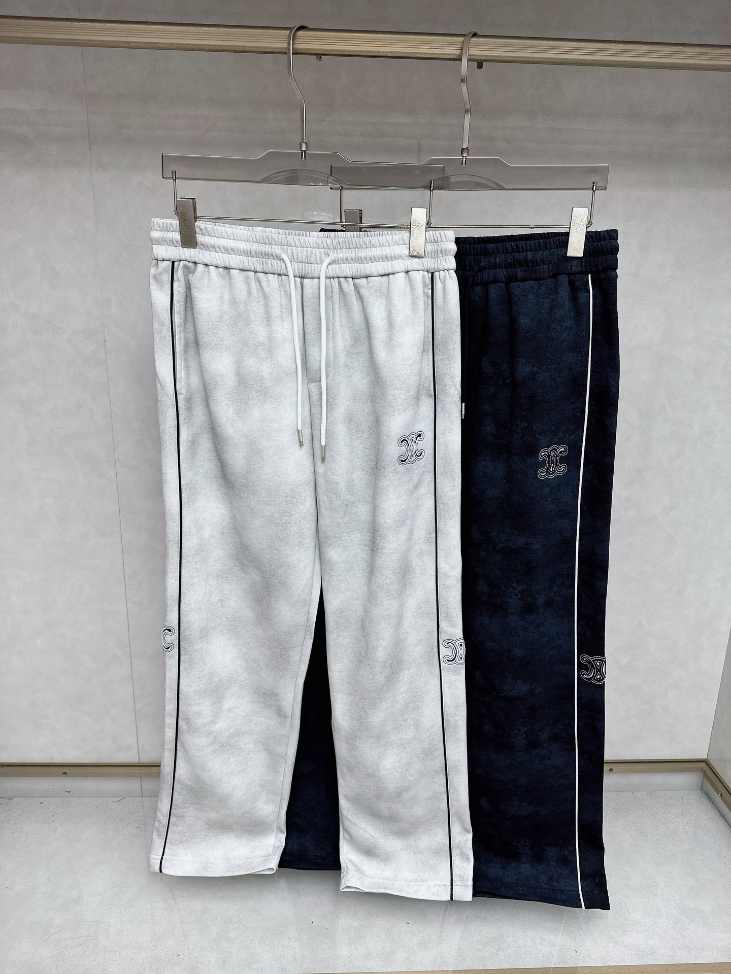 NO:571357,Celine's latest 2025 autumn and winter casual pants counter, 1:1 top replica, in full condition!  A must-have item for fashionistas!  Those who know the goods should hurry up and get it. Sizes M~2XL,,celine,alexander wang19860909赛琳 2025秋冬最新休闲裤专柜1:1顶级复刻,全品相！潮人必备单品！懂货的老铁赶紧下手 尺码M~2XL,,celine,alexander wang,Men's clothing