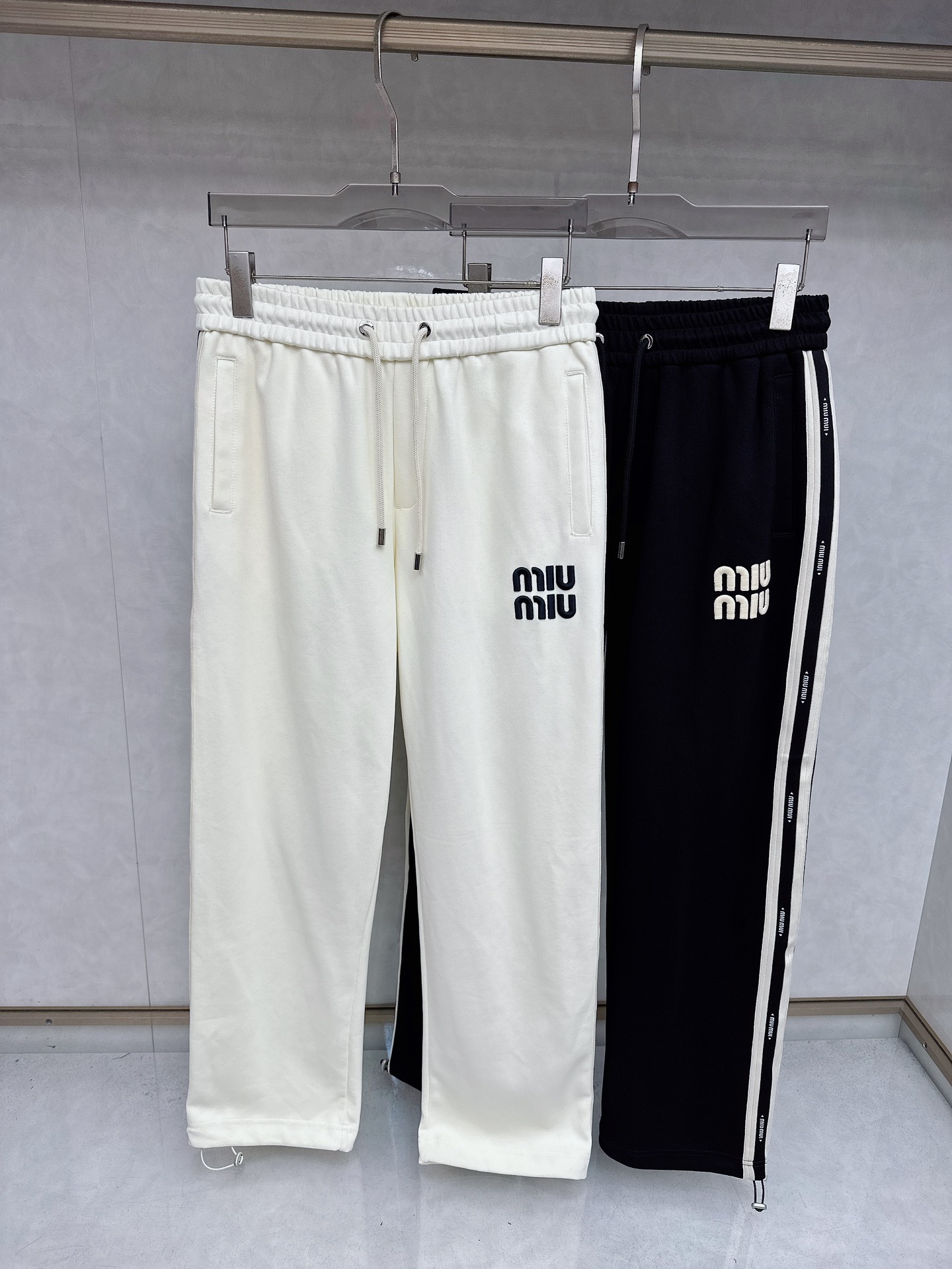 NO:571359,2025 autumn and winter latest casual pants counter 1:1 top replica, full appearance!  A must-have item for fashionistas!  Old man who knows the goods, hurry up and get it. Sizes M~2XL,,alexander wang198609092025秋冬最新休闲裤专柜1:1顶级复刻,全品相！潮人必备单品！懂货的老铁赶紧下手 尺码M~2XL,,alexander wang,Men's clothing