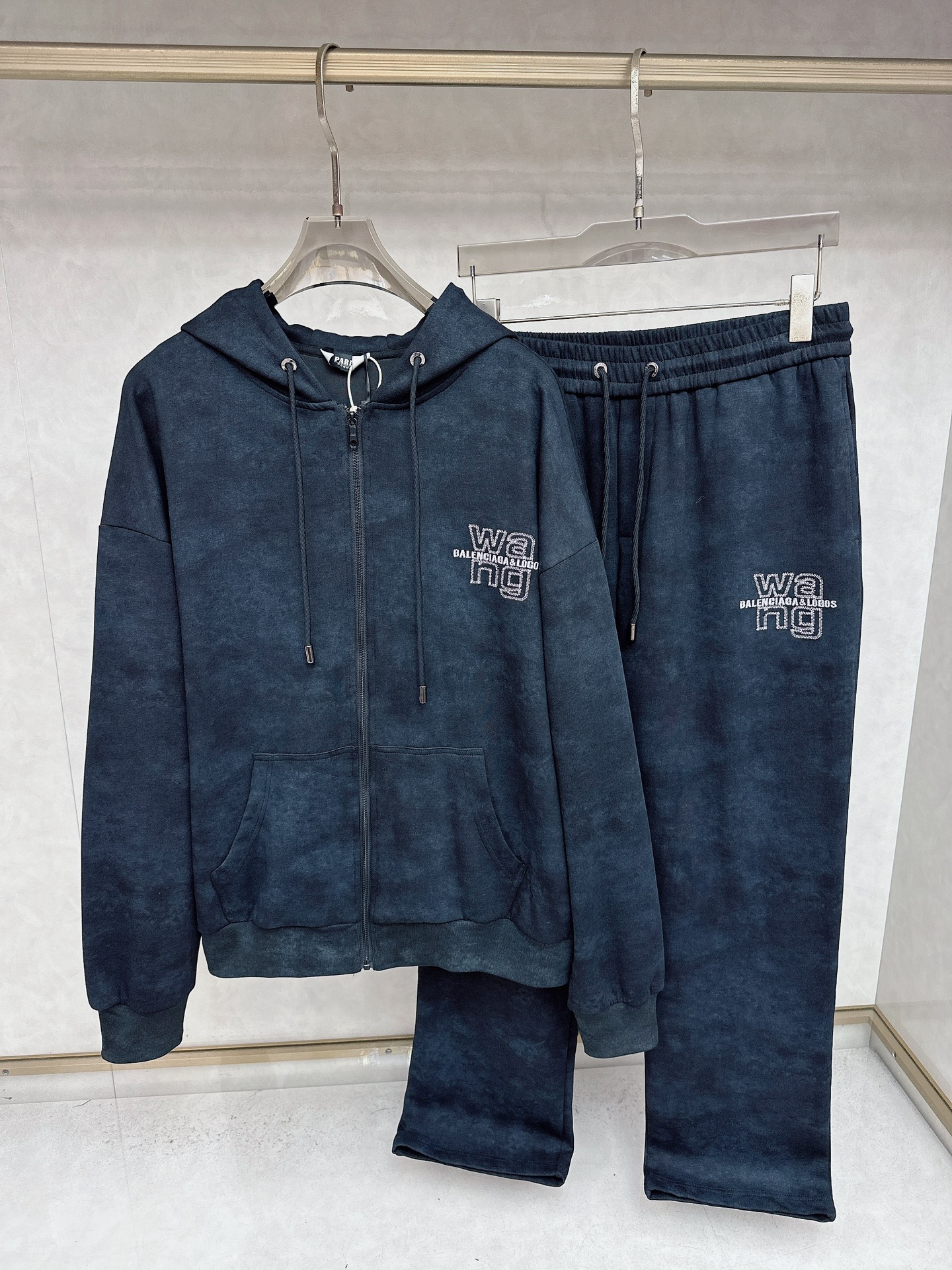NO:571363,2025 autumn and winter latest casual pants counter 1:1 top replica, full appearance!  A must-have item for fashionistas!  Old man who knows the goods, hurry up and get it. Sizes M~2XL,,alexander wang198609092025秋冬最新休闲裤专柜1:1顶级复刻,全品相！潮人必备单品！懂货的老铁赶紧下手 尺码M~2XL,,alexander wang,Men's clothing