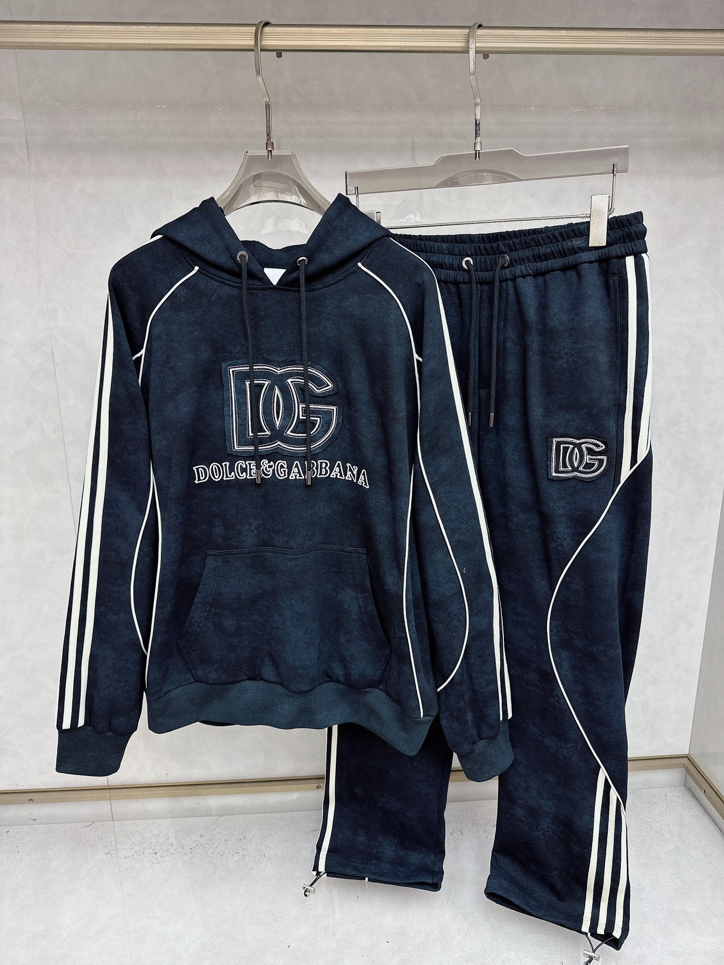 NO:571365,DG Dolce&Gabbana exclusively offers new sets of the same style, full of high-end feel!  The details are exquisite and high-end, and the workmanship is impeccable!  Imported fabrics are three-dimensional and exquisite. The original high-end fabrics are very high-end!  The fabric is stiff, wrinkle-resistant and wear-resistant, moisture-absorbent, quick-drying and breathable, neat and stylish. Size M-2XL,,Dolce&Gabbana,Dolce&Gabbana,alexander wang19860909DG Dolce&Gabbana杜嘉班纳独家专供新款同款套装,高级感满满！细节精致高档,做工无可挑剔！进口面料 立体精致细腻.原版高端面料很显高级！面料挺括抗皱耐磨,吸湿速干透气,利落有型.码数M-2XL,,Dolce&Gabbana,Dolce&Gabbana,alexander wang,Men's clothing