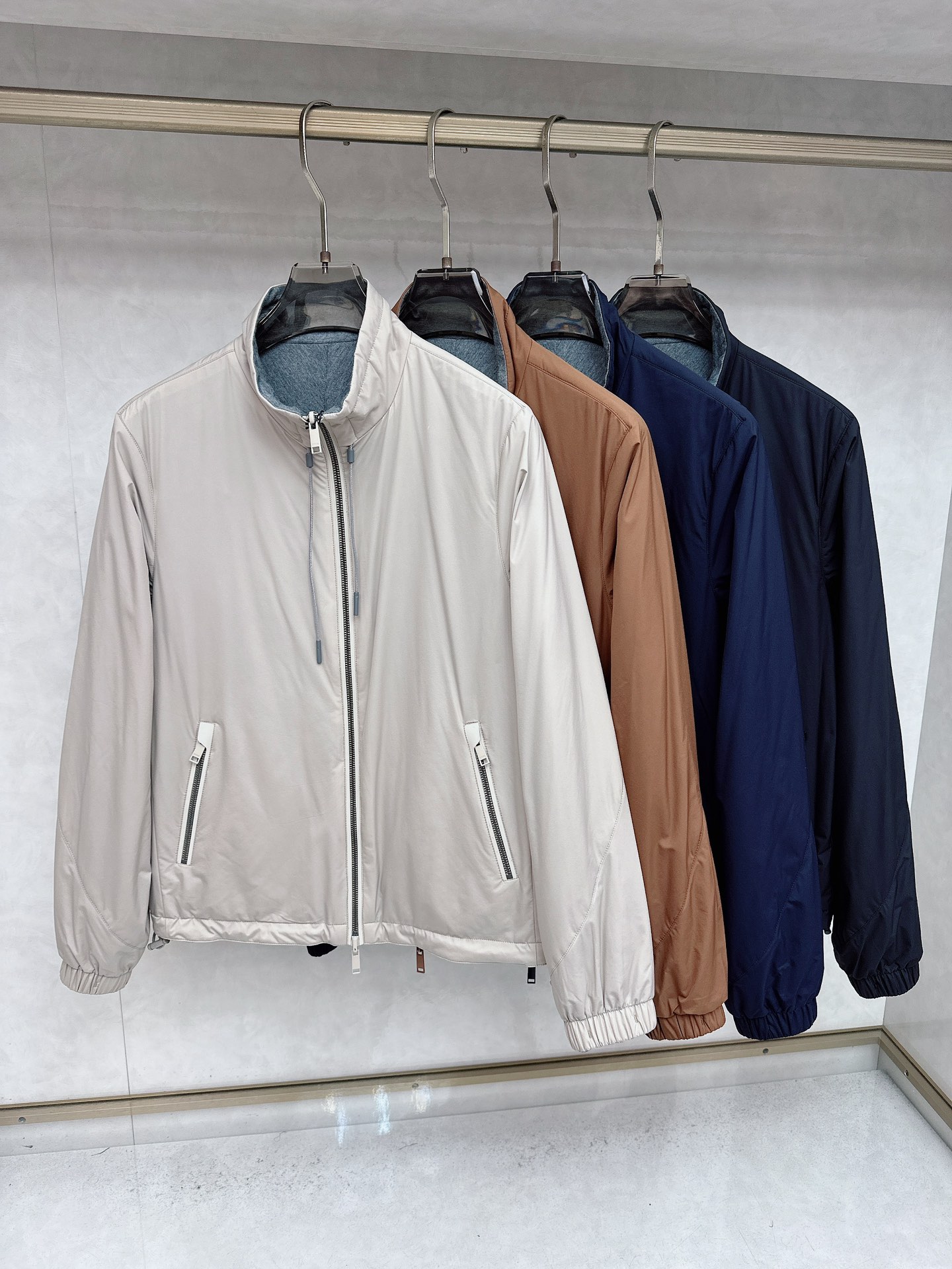 NO:537140,ZE Jenia 2025 autumn new men's double-sided jacket, thin cotton jacket, original single three-standard high-end version!  High-quality fabrics are comfortable, impeccable in details, brand elements are designed and tailored, exquisite workmanship and complex craftsmanship, professional purchasing grades reflect high quality. They feel delicate and soft!  Present casual cut, with a great upper body shape. Number M~XXXL, zegna, jackets & coats, jackets & coats, alexander wang19860909ZE·杰尼亚 2025开秋新款男士双面穿 夹克外套 薄棉夹克,原单三标齐全高端版本！高定面料 舒适度高,细节无可挑剔,品牌元素设计裁剪,做工考究工艺复杂,专业代购级体现高品质.手感细腻柔软！呈现休闲裁剪,上身版型超赞 码数M～XXXL,,zegna,jackets & coats,jackets & coats,alexander wang,Men's clothing