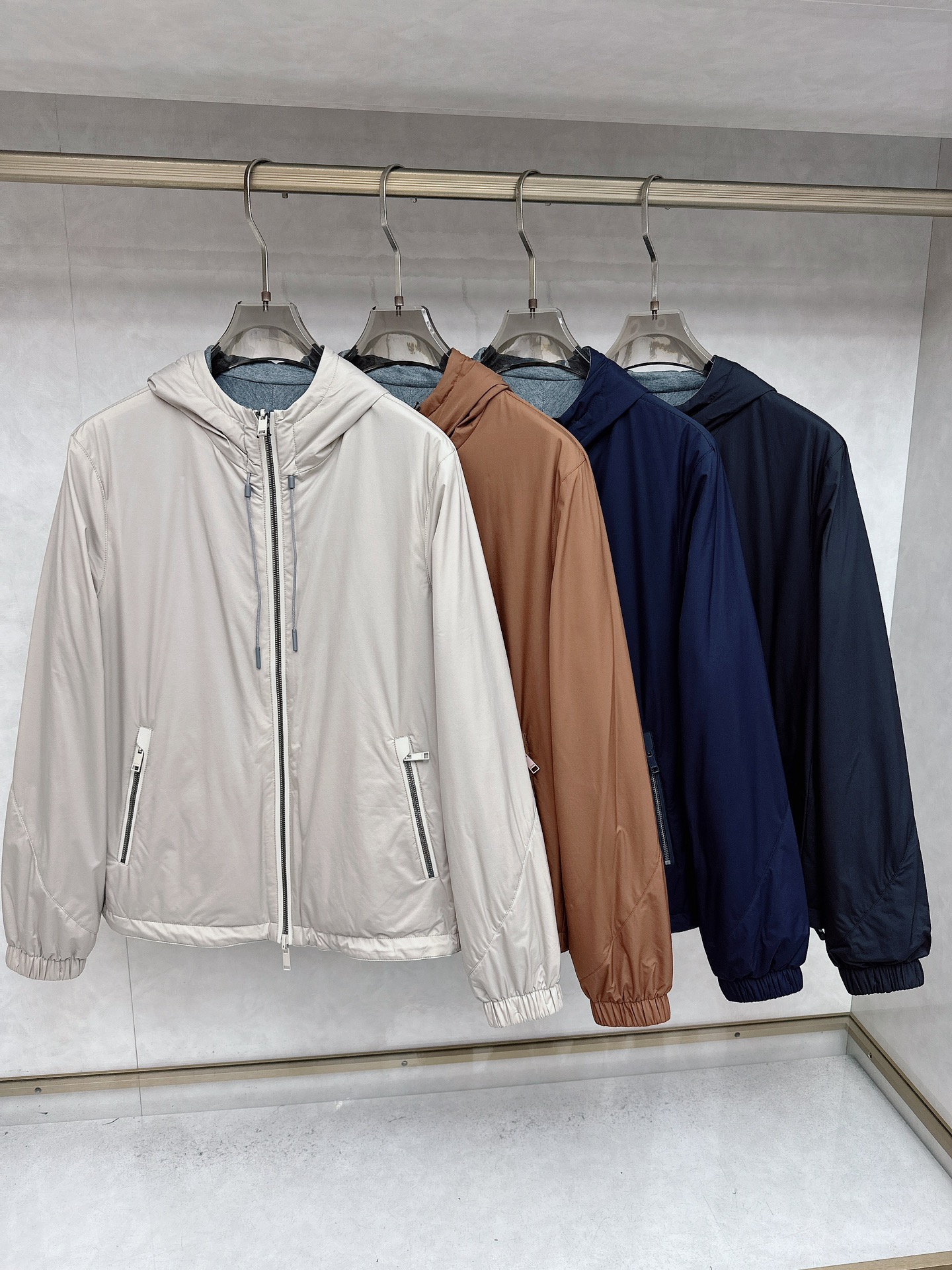 NO:537141,Jenia has been selling hooded double-sideds for 25 years at the counter. This A-side has the exclusive Japanese Toray quad-sided elastic material, top-grade fabric workmanship, experience the exclusive luxury texture, delicate silk satin texture, bringing smoothness and comfort while skin-friendly, sweating and not sticky, bringing the ultimate luxury brand wearing experience, keeping warm and comfortable. The B-side is made of super fine merino wool with good breathability, and has a fast-drying heat adjustment function. It allows you to feel warm and comfortable when attending various events, making it an ideal choice for outdoor activities. The loose three-dimensional small H-shaped incest with a full sense of inclusiveness, simple, fashionable and comfortable stand collar intimate warm and pressure-free, and the exclusive custom contrast drawstring design is purely hand-stitched metal rope head, details are reflected in all aspects. A-side navy blue, light gray, brown, with B-side gray Zephyr  Double-sided design is lightweight and lightweight. This stylish style adopts a stand-up collar style and is matched with an adjustable hem to ensure a perfect match. The elegant color matching is matched with a leather pull rope to highlight more fashion elements. The double-sided short combines a fashionable urban style and practical design. The stand-up collar and adjustable hem can protect you from wind and rain, while the leather decorative details and contrasting color bands can add a striking effect on all occasions. The manufacturing is made by a domestic listed company factory, three-dimensional cut, no overlapping lines for each piece of surface line, full details, and precision-made. Size M-3XL (48-56) is available in stock, zegna, silk fabric,hats, alexander wang19860909杰尼亚 25年柜台同步热售连帽双面. 这款A面才有Z家独有的 日本东丽 四面弹力材质,顶级面料做工,体验独家奢华质感,细腻的丝滑绸缎质感,带来光滑舒适度的同时亲肤,出汗不粘腻,带来极致奢牌的穿着体验,保暖舒适. B面以透气性佳的超细美利奴羊毛制成, 时尚立领设计,具有快干热调节功能.让您在出席各种活动中都能感受保暖与舒适, 是户外活动的理想选择. 廓形有松度的立体小H型包容感十足简约时尚舒适立领贴心保暖无压感,独家定制撞色抽绳设计纯手工串接金属绳头,细节体现在方方面面.  A面海军蓝黑色浅灰 咖色 配B面灰色 Zephyr 双面采用轻量化设计,轻盈如风.这款时髦的采用立领风格,搭配可调节下摆,可确保完美搭配.优雅配色与皮革拉绳搭配,衬托出更多时尚元素. 双面短集时髦的都市风格与实用设计于一体. 立领和可调节下摆可遮风挡雨,而皮革装饰细节和撞色饰带可在所有场合增加醒目效果. 制造由国内上市公司代工厂制造,立体裁剪、每件面线没有重叠线,细节拉满,精工制造. 尺码M-3XL（48-56）现货发售,,zegna,silk fabric,hats,alexander wang,Men's clothing