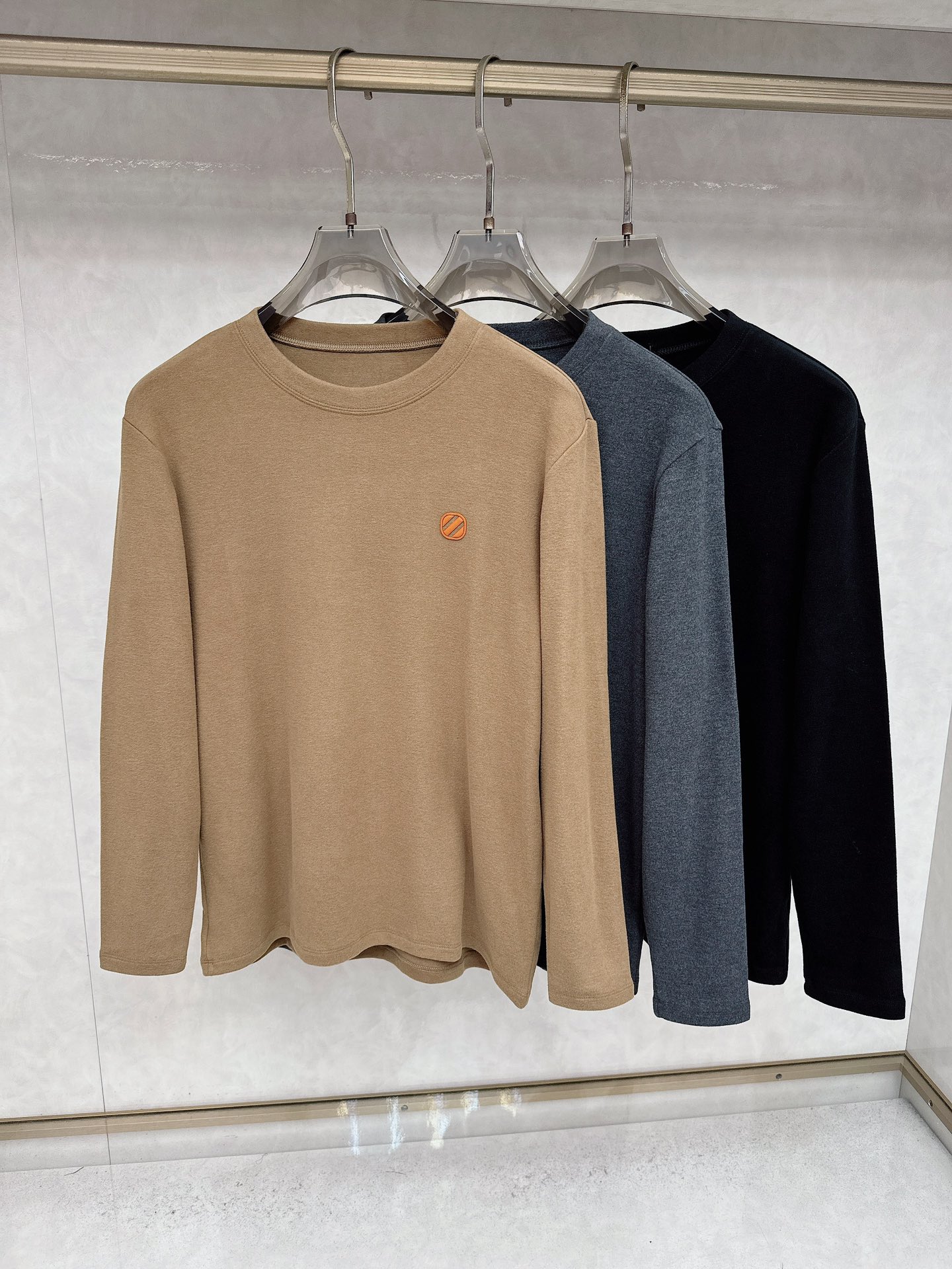 NO:571342,Zegna 2025 autumn and winter bottoming shirt. The fabric is made of warm ginger Tencel velvet. The fabric is fine, soft and comfortable for the upper body. Simple and fashionable. Suitable for business, leisure and other occasions. Size 48-58,,zegna,alexander wang19860909杰尼亚 2025秋冬打底衫 面料选用暖姜天丝德绒 面料细腻柔软上身舒适 简约时尚 适配商务、休闲等多种场合 码数48-58,,zegna,alexander wang,Men's clothing