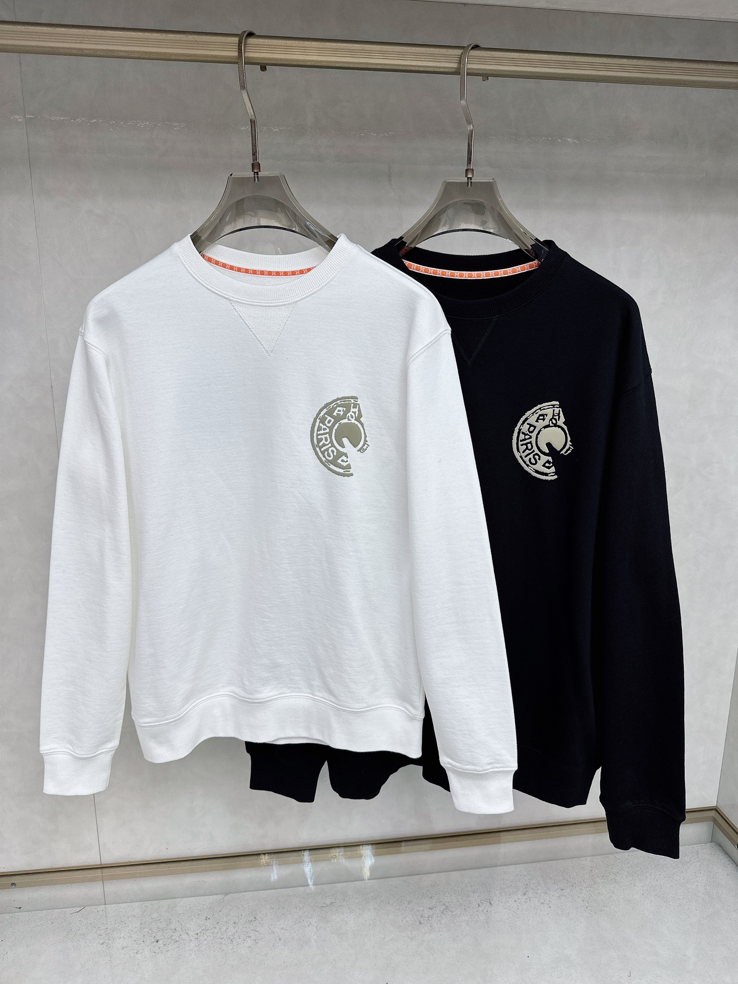 NO:571346,Hermès' 2025 autumn and winter new round-neck sweatshirt continues the classics, and has a trendy feel from the version to the design. The slightly wide version makes the overall upper body feel more fashionable. The blended air layer fabric makes the upper body comfortable and skin-friendly, warm and stylish!  And it has texture. The main product for autumn!  Size M-4XL,,hermes,hoodie,sweatshirts,alexander wang19860909爱马仕 2025秋冬新款圆领卫衣 延续经典,从版型到设计都很有时代的新潮感 . 微阔版型,整体上身感更具时尚感. 混纺空气层面料,上身舒适亲肤,保暖有型！且具有质感.秋季主推款！ 码数M-4XL,,hermes,hoodie,sweatshirts,alexander wang,Men's clothing