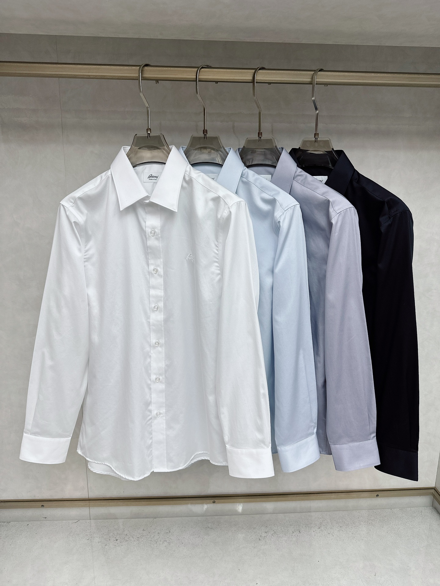 NO:567842,Brioni Brioni Zhenpin business casual solid color high count and high density long-sleeved shirt, Zhenpin customized business casual solid color high count and high density long sleeve shirt! Rarely available through trading company channels, a truly limited-edition high-end luxury item! It is made of selected 120-count high-count satin cotton supplied by customers. The fabric feels smooth and soft, and its breathability and moisture absorption are very strong, giving you the most comfortable wearing experience! The body of the garment is glossy and textured using flocking technology, bringing an unprecedented sense of high style but low luxury, allowing you to highlight your identity and status inadvertently! The chest is embroidered with exquisite text embellishments, and the hidden placket is decorated with custom-made natural mother-of-pearl buttons. The luster is round and full, injecting a touch of elegance into the whole dress. The unique sharp pointed collar is a more comprehensive interpretation of the trend pioneer, and it can be easily worn whether it is business or leisure! Color Black White Blue Gray Size 38-43 (S-3XL), shirts, alexander wang19860909Brioni布里奥尼 臻品商务休闲纯色高 支高密长袖衬衫,臻品定制商务休闲纯色 高支高密长袖衬衫！贸易公司渠道稀出, 一件真正意义上的限量级高奢单品！ 精选客供120支高支贡缎綿材质制作而成 面料触感爽滑柔软,透气性与吸湿性都非 常强悍,给你最舒适的穿着体现！衣身以 植绒工艺呈现的光泽度大气有质感,带来 前所未有的高逼格低奢感,让你在不经意 间凸显身份与地位！ 胸前刺绣精致文字点缀,暗门襟处饰以客 供定制天然母贝扣,颗颗光泽圆润饱满, 为整件讨衣注入一丝高雅气息,独特的锐 气小尖领则更加全面的解读潮流先锋,无 论商务休闲都即可轻松拿捏,！ 颜色黑色 白色蓝色灰色 码数38-43 (S-3XL),,shirts,alexander wang,Men's clothing