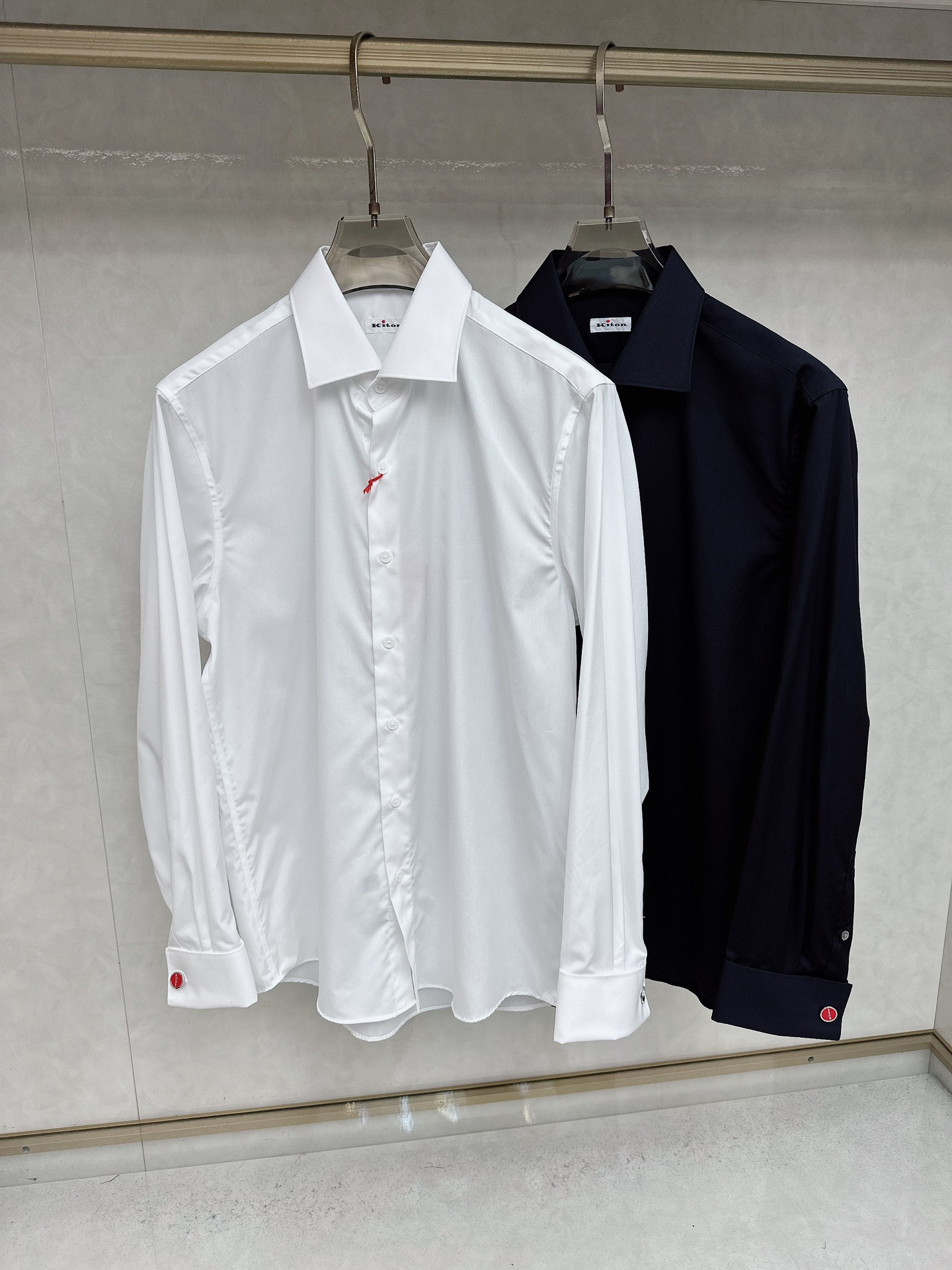 NO:567847,kiton high-end men's high-end business formal French cufflink shirt, top-quality pure Hong Kong imported goods, VIP limited edition in the official cabinet, OEM produced by Swiss original factory, the best palace-level luxury shirt of the year!  !  Formal shirts are an indispensable item for every man. They are a high-quality and high-end shirt.  It is always a rare item for men, and it is also a very valuable item for investment. It is a must-have magic weapon in the wardrobe. This shirt is perfect in terms of design, fabric, craftsmanship, and details. It is made of high-grade poplin Egyptian cotton and high-count double-ply worsted. It has an invincible texture and excellent skin-friendliness. The texture and texture reveal a sense of luxury and luxury!  Excellent fit and trim tailoring.  The upper body effect is invincible.  The design of the open placket brings the sense of fashion to just the right level, and the unique French button red dot design can easily show off the features of the cuffs and also present the curvature elegantly!  It can dominate a variety of occasions, including business workplaces, dinner parties, high-end events, etc. It can perform very well!  Color White Black Size 38-43 (S-3XL), shirts, alexander wang19860909kiton 高级男士高端商务正装法式袖扣 衬衫,顶级纯正香港洋行货,官柜内部 VIP限定款,瑞士原厂代工出品,年度最 佳殿堂级奢华衬衫！！ 正装式衬衫属于每个男人不可或缺的单 品, -款上等且高级的讨衫．对于男人来 说永远是稀缺品,亦是非常具有投资意义 的单品,属于衣橱必备的法宝利器, 该款衬衫无论从设计、面料、工艺、细节 品相方面都非常完美,等级府绸埃及棉 高支双股精纺定织而成,质感无敌,亲肤 性绝佳,肌理纹路透着高级和华丽感！ 精良合体修版型剪裁．上身效果无敌．明 门襟的设计更将时髦感发挥到恰到好处, 独特的法式扣红点设计,可以轻松展示袖 口特点,还能弧度优雅呈现！ 主导着多种场合,商务职场、晚宴派对 高端活动等都可以表现非常出色！ 颜色白色黑色 码数38-43 (S-3XL),,shirts,alexander wang,Men's clothing