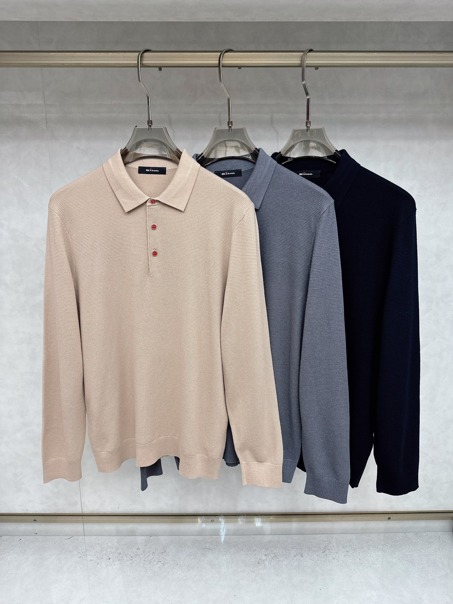 NO:567852,kiton three-button lapel knitted long-sleeved sweater is made of high-quality fabrics. It is light and fluffy but warmer than ordinary wool. You can switch indoors and outdoors freely, saying goodbye to bloat!  The fine cashmere fiber has natural elasticity and fits the skin without pricking. It feels like being gently wrapped by clouds. Even sensitive skin can wear it with confidence. 'Classic and timeless' minimalist design, high-end neutral colors, single wear to show temperament, layering for layering, sizes M-3XL,,sweaters,alexander wang19860909kiton 三扣翻领针织长袖毛衣 精选优质面料,轻盈蓬松却比普通羊毛更保暖,室内外自由切换,告别臃肿！细腻羊绒纤维自带天然弹性,贴身不扎肤,像被云朵轻轻包裹,敏感肌也能放心贴身穿.「经典不过时」极简设计,高级中性色,单穿显气质,叠穿有层次,尺码M-3XL,,sweaters,alexander wang,Men's clothing