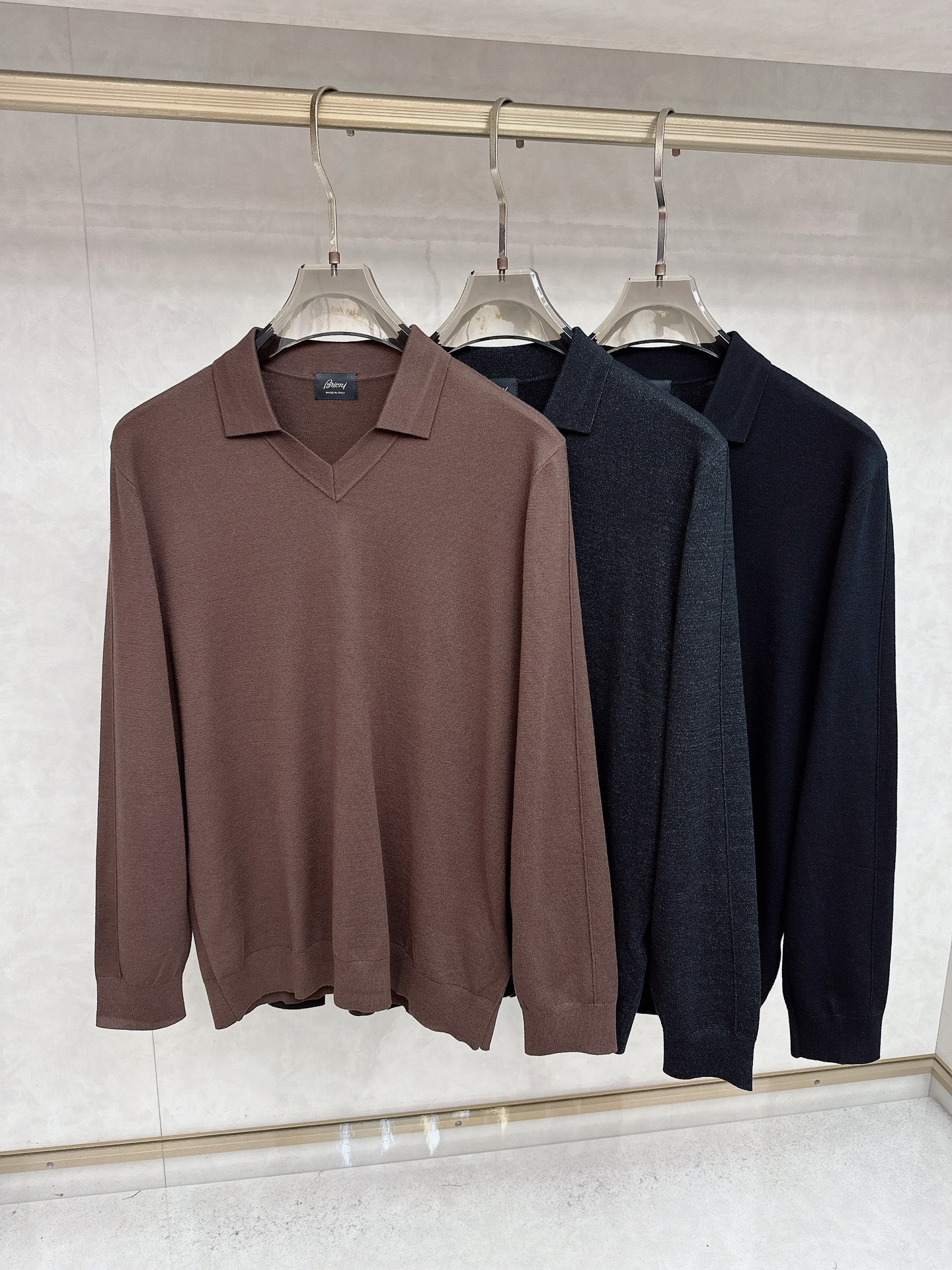 NO:567862,Brioni Brioni's new autumn and winter lapel long-sleeved cardigan. As the most classic item of the year, it has been redesigned and reinterpreted. It has an excellent texture and a very soft and delicate feel. The unique insights are obvious in the details. It is simple and versatile. Sizes M-3XL,, alexander wang19860909Brioni布莱奥尼 秋冬新品翻领长袖羊毛衫,作为年度最是经典单品,经过设计重新演绎,质感绝佳,手感非常柔软细腻,细节上显而易见的独特见解,简约更百搭 .尺码M-3XL,,alexander wang,Men's clothing