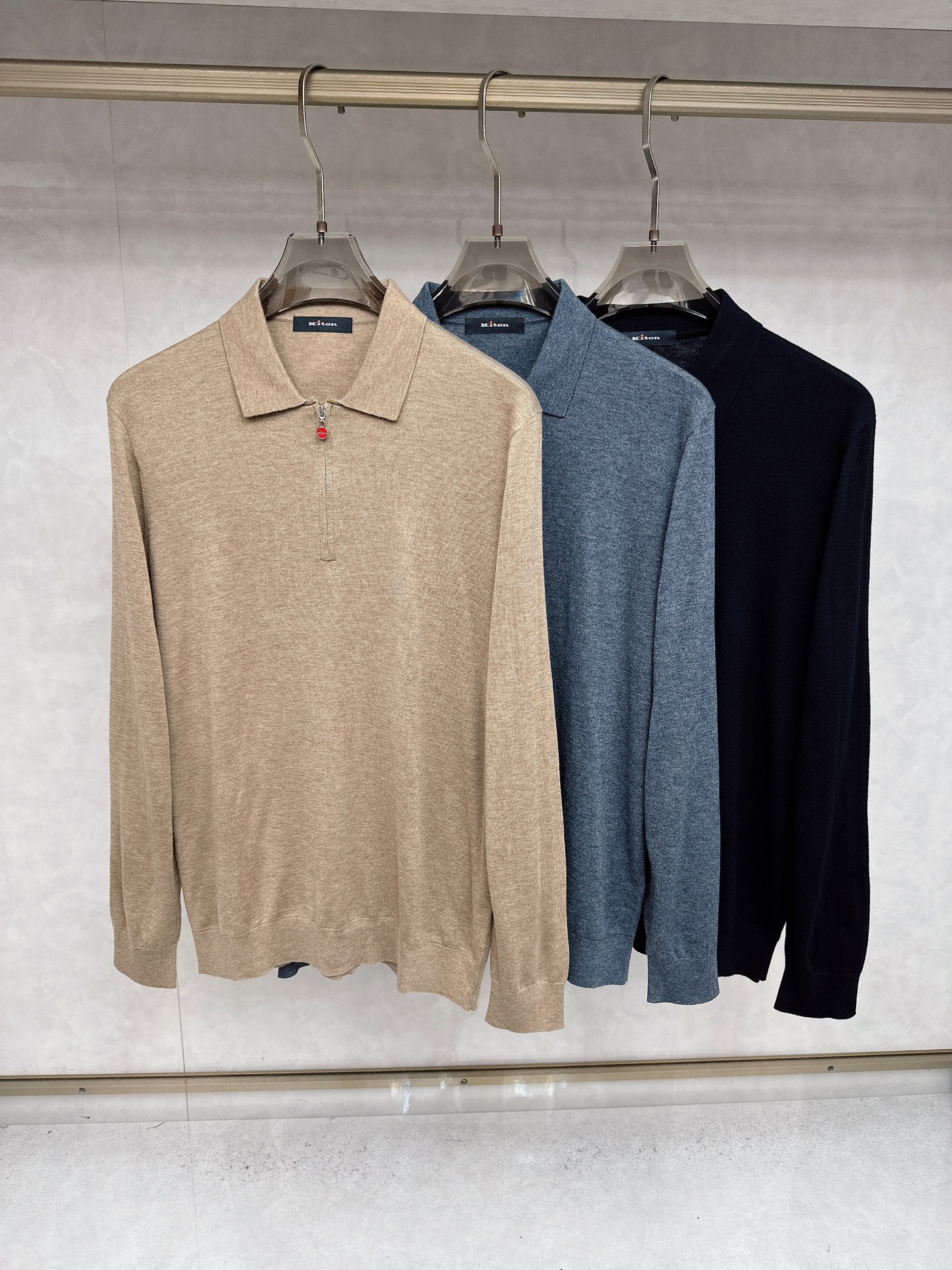 NO:567867,The kiton half-zip lapel knitted sweater is made from high-quality merino wool. It is light and fluffy but warmer than ordinary wool. It can be switched indoors and outdoors freely, saying goodbye to bloat!  The fine cashmere fiber has natural elasticity and fits the skin without pricking. It feels like being gently wrapped by clouds. Even sensitive skin can wear it with confidence. 'Classic and timeless' minimalist design, high-end neutral colors, single wear to show temperament, layering for layering, sizes M-3XL,,sweaters,alexander wang19860909kiton 半拉链翻领针织毛衣,精选优质美利奴羊毛,轻盈蓬松却比普通羊毛更保暖,室内外自由切换,告别臃肿！细腻羊绒纤维自带天然弹性,贴身不扎肤,像被云朵轻轻包裹,敏感肌也能放心贴身穿.「经典不过时」极简设计,高级中性色,单穿显气质,叠穿有层次,尺码M-3XL,,sweaters,alexander wang,Men's clothing