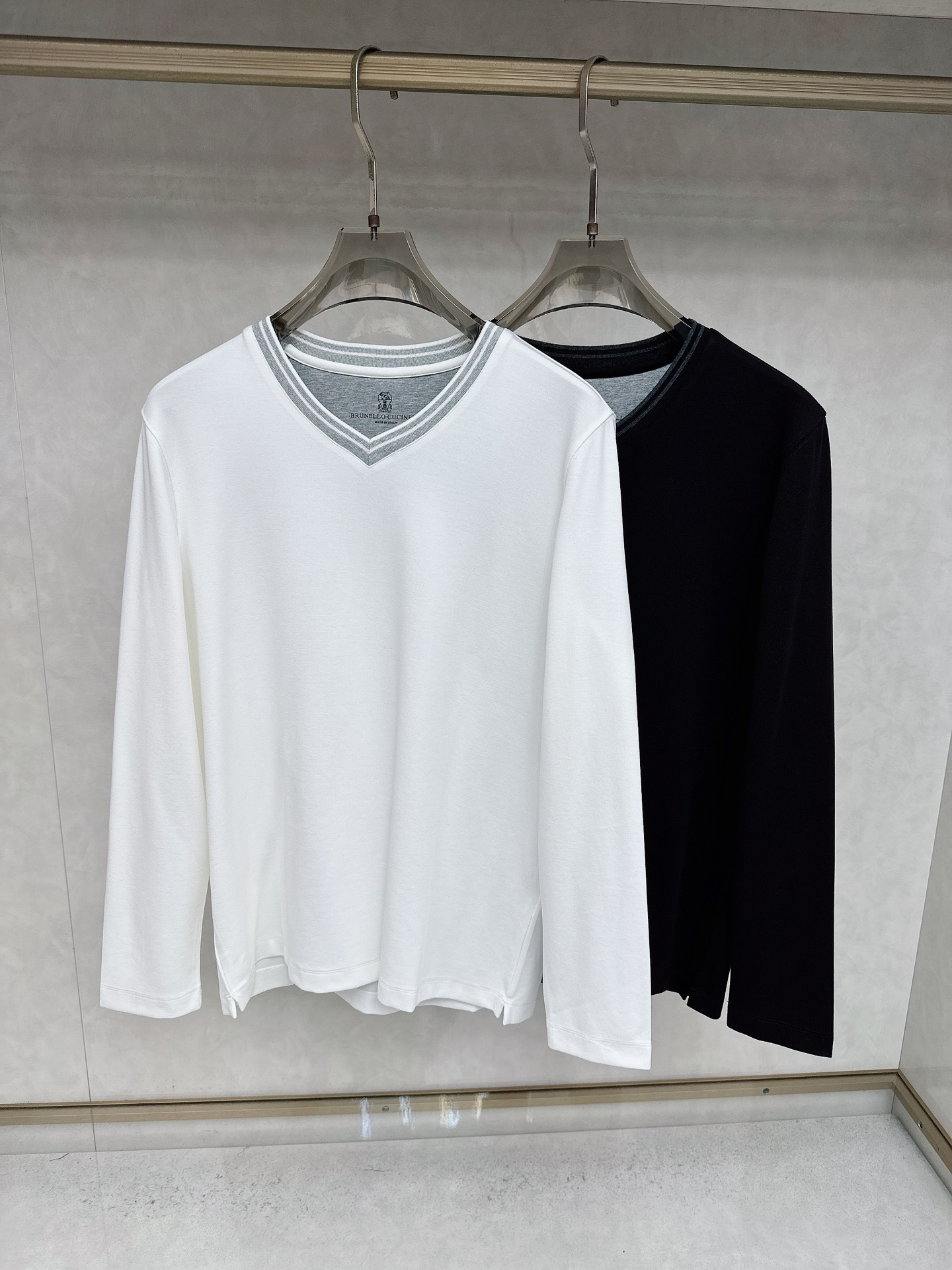 NO:567877,BC Brunello Cucinelli 2025SS autumn new fake two-piece V-neck long-sleeved T-shirt, handsome and fashionable, simple and versatile. The fabric cotton is not only crisp and maintains the trendy silhouette, but also comfortable to wear, and the yarn is more delicate. Sizes M-3XL, brunello cucinelli, tees, t-shirt, alexander wang19860909BC Brunello Cucinelli 2025SS秋季新品假两件V领长袖T恤,帅气时尚,简约百搭款.面料棉 不仅挺括,保持潮流的廓形,又穿着舒适,纱织更细腻.尺码M-3XL,,brunello cucinelli,tees，t-shirt,alexander wang,Men's clothing