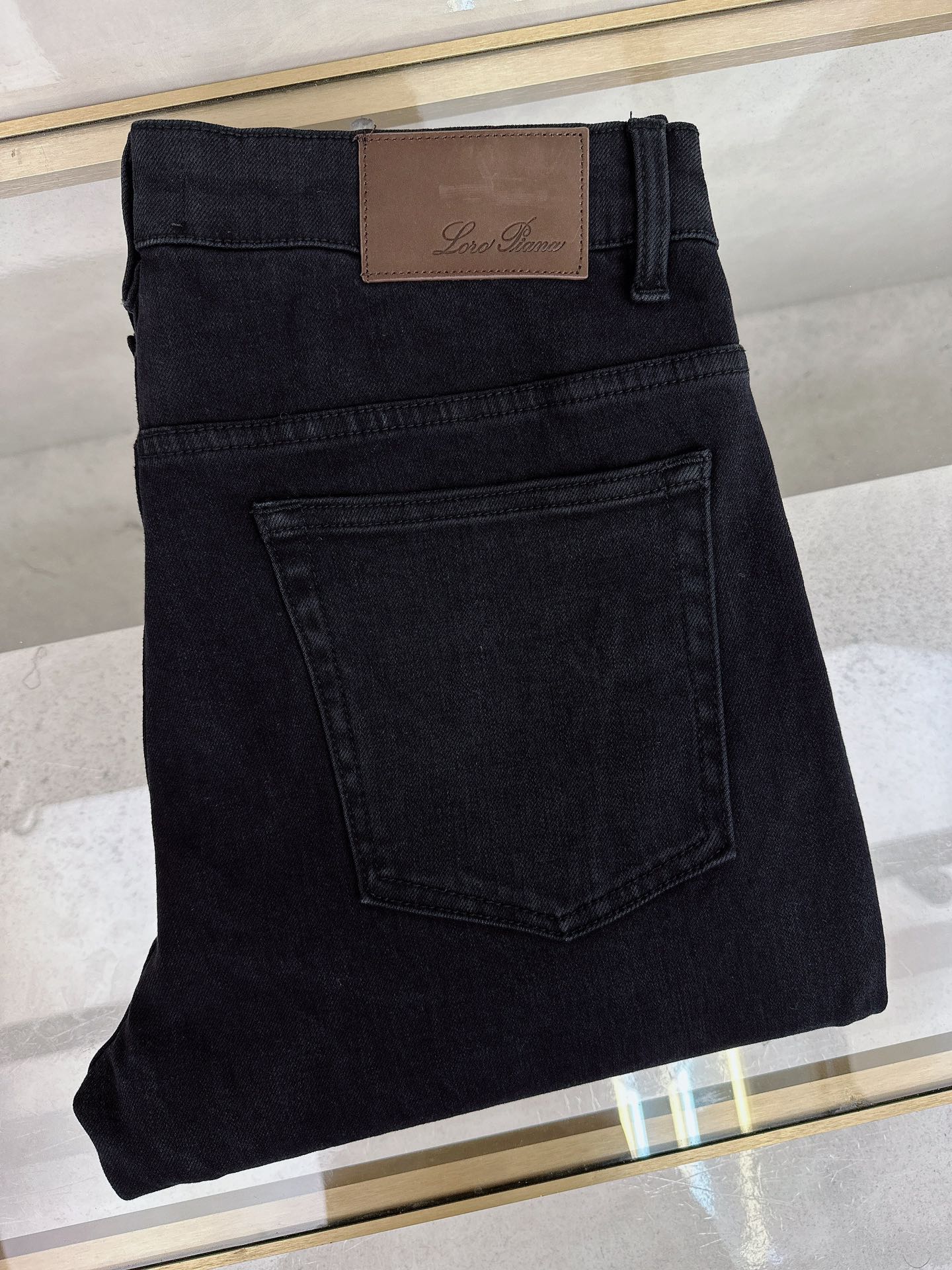 NO:571343,LP's new autumn and winter styles are now on the market, the original hot-selling jeans are super customized, original hardware, super heavy craftsmanship, awesome styles and impeccable details!  The style is not picky, it is very high-end, good stuff waits for no one, hurry up and get it if you like it, sizes 29-38, loro piana, jeans, alexander wang19860909LP 秋冬新款现货上市,原单爆款牛仔裤超级定制款,原版五金,超级重工工艺,版型超赞细节做工无可挑剔！款式不挑人,特别高档,好货不等人,看中赶紧下手,尺码29-38,,loro piana,jeans,alexander wang,Men's clothing