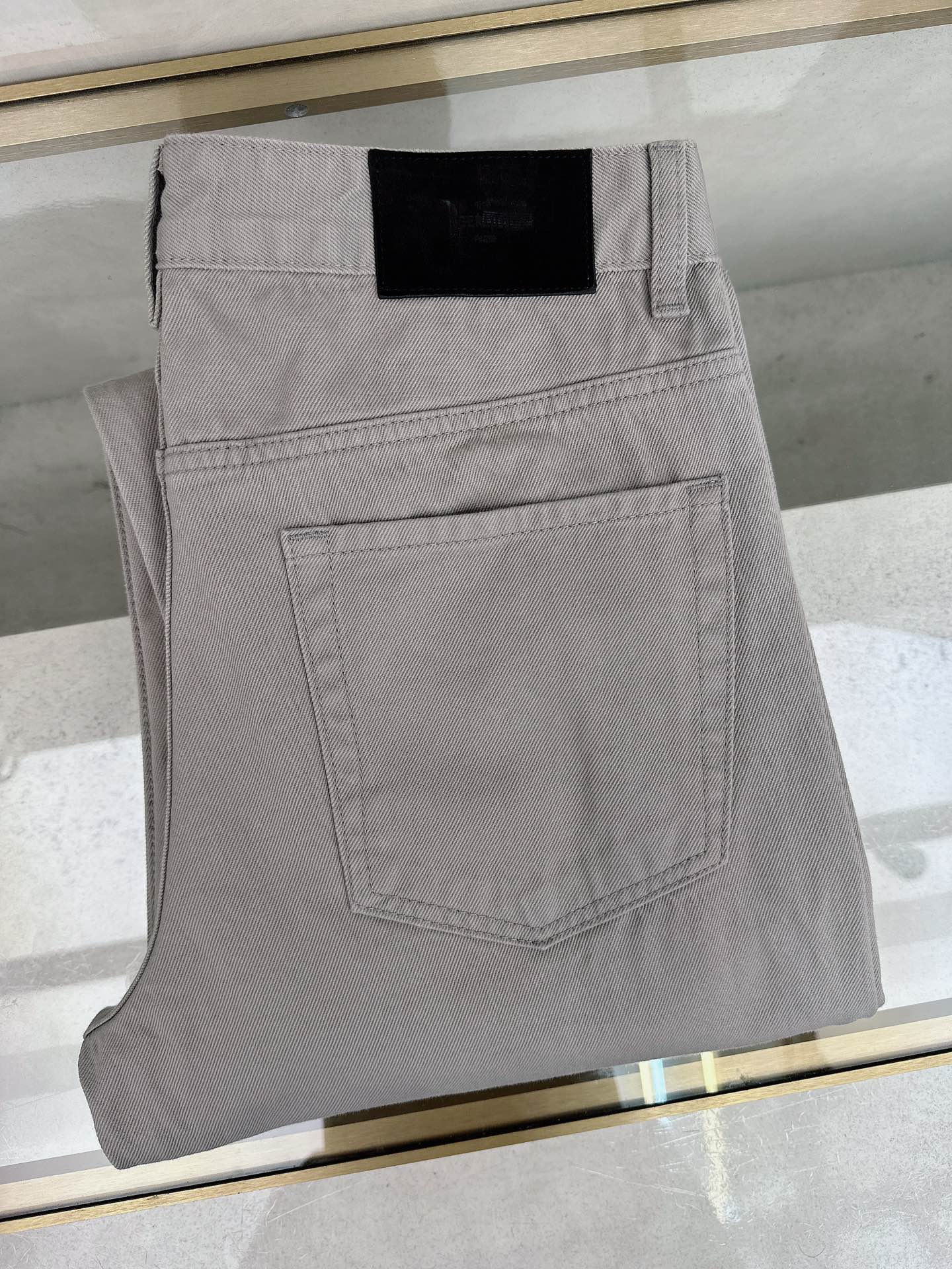 NO:571345,2025 autumn and winter new styles are on the market, the original hot-selling jeans are super customized, original hardware, super heavy craftsmanship, awesome style, impeccable details and workmanship!  The style is not picky, it is very high-end, good stuff waits for no one, hurry up and get it if you like it, sizes 29-38, jeans, alexander wang198609092025秋冬新款现货上市,原单爆款牛仔裤超级定制款,原版五金,超级重工工艺,版型超赞细节做工无可挑剔！款式不挑人,特别高档,好货不等人,看中赶紧下手,尺码29-38,,jeans,alexander wang,Men's clothing