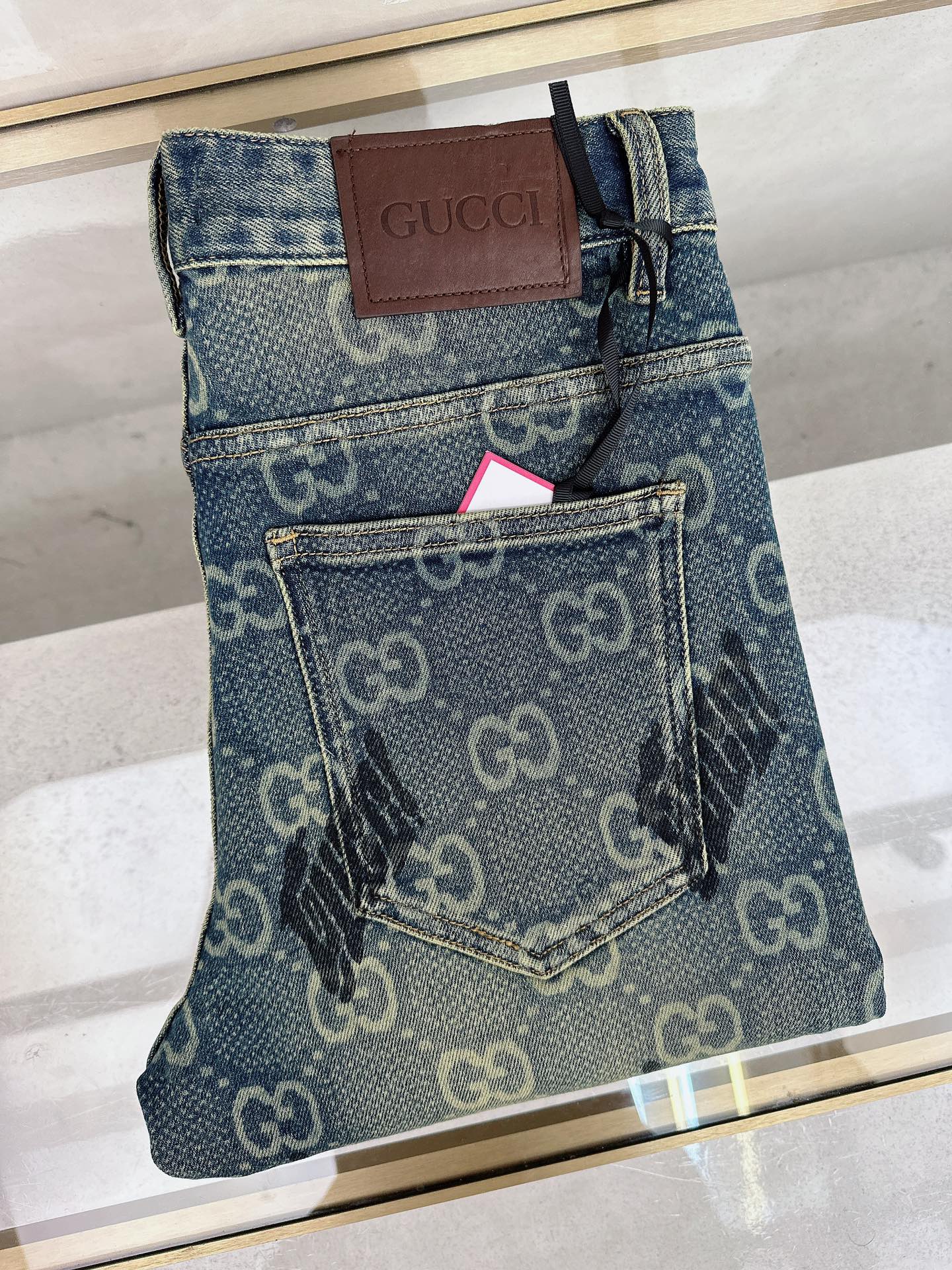 NO:571337,Gucci's 2025 autumn and winter new styles are now available, the original hot-selling jeans are super customized, original hardware, super heavy craftsmanship, awesome styles and impeccable details!  The style is not picky, it is very high-end, good stuff waits for no one, if you like it, hurry up and get it, size 28-38, jeans, alexander wang19860909古奇 2025秋冬新款现货上市,原单爆款牛仔裤超级定制款,原版五金,超级重工工艺,版型超赞细节做工无可挑剔！款式不挑人,特别高档,好货不等人,看中赶紧下手,尺码28-38,,jeans,alexander wang,Men's clothing