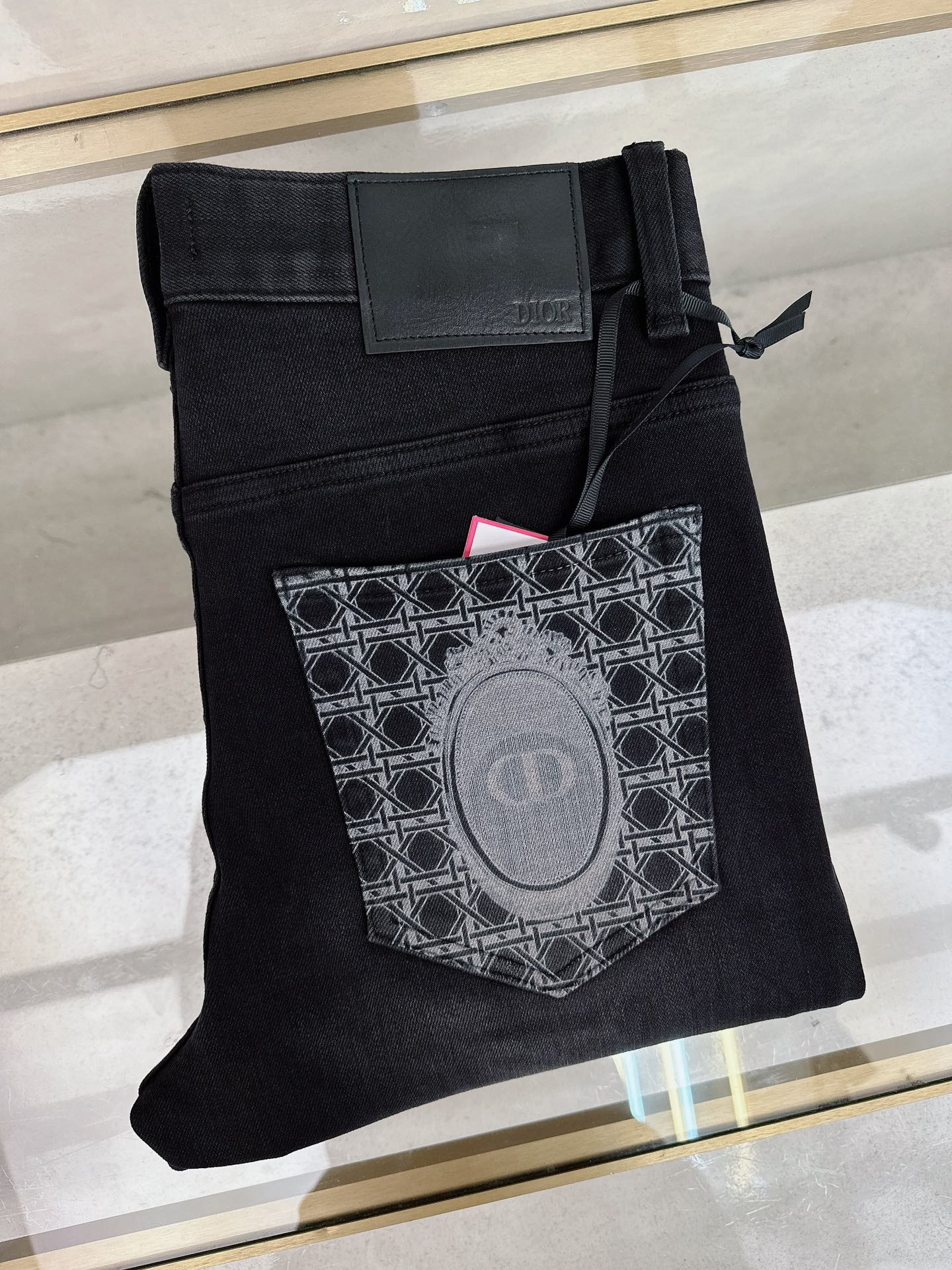 NO:571339,Dior's 2025 autumn and winter new styles are now on the market, the original hot-selling jeans are super customized, original hardware, super heavy craftsmanship, awesome styles and impeccable details!  The style is not picky, it is very high-end, good stuff waits for no one, hurry up and get it if you like it, sizes 28-38, dior, jeans, alexander wang19860909迪奥 2025秋冬新款现货上市,原单爆款牛仔裤超级定制款,原版五金,超级重工工艺,版型超赞细节做工无可挑剔！款式不挑人,特别高档,好货不等人,看中赶紧下手,尺码28-38,,dior,jeans,alexander wang,Men's clothing