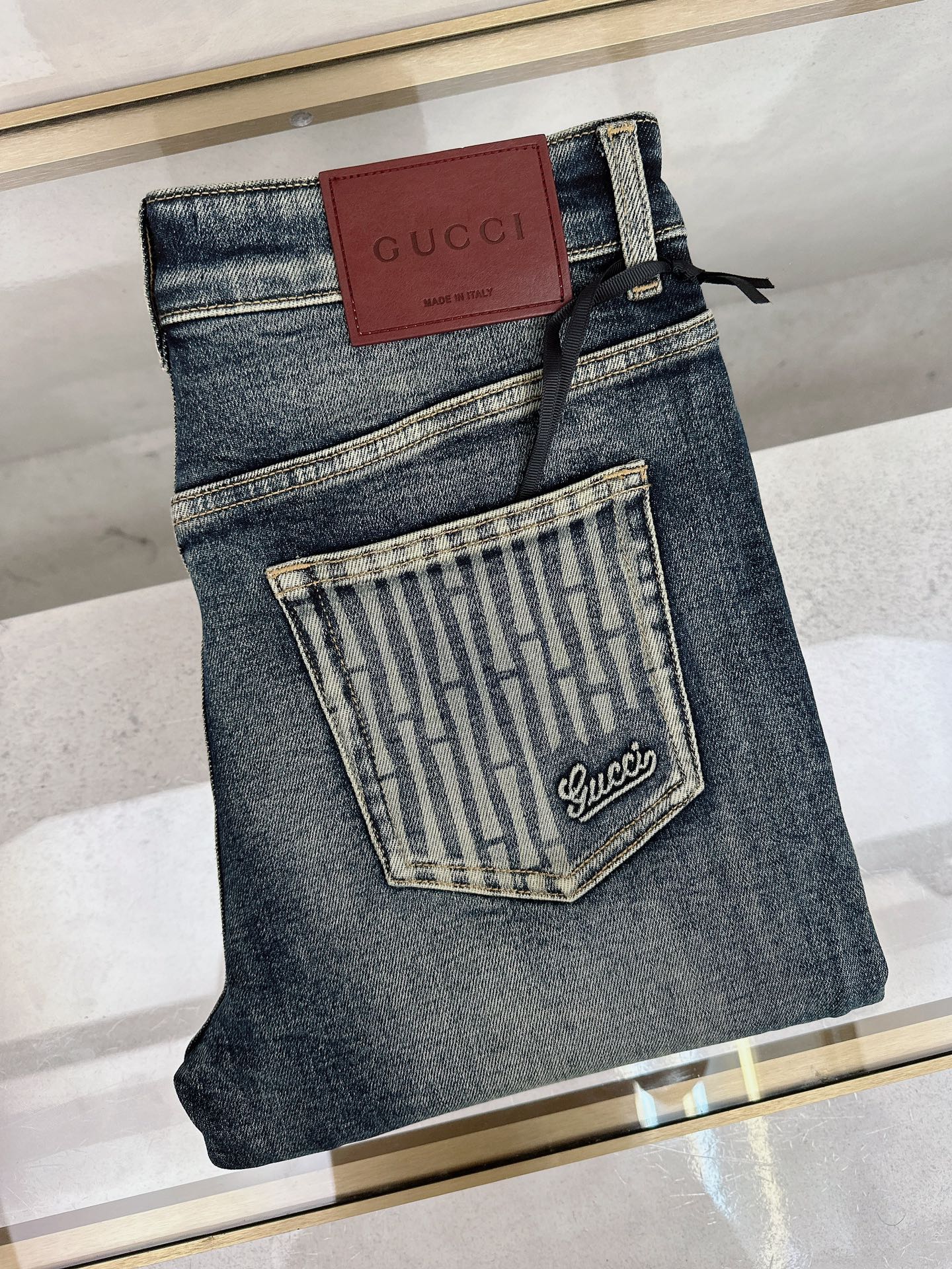 NO:571341,Gucci's 2025 autumn and winter new styles are now available, the original hot-selling jeans are super customized, original hardware, super heavy craftsmanship, awesome styles and impeccable details!  The style is not picky, it is very high-end, good stuff waits for no one, if you like it, hurry up and get it, size 28-38, jeans, alexander wang19860909古奇 2025秋冬新款现货上市,原单爆款牛仔裤超级定制款,原版五金,超级重工工艺,版型超赞细节做工无可挑剔！款式不挑人,特别高档,好货不等人,看中赶紧下手,尺码28-38,,jeans,alexander wang,Men's clothing