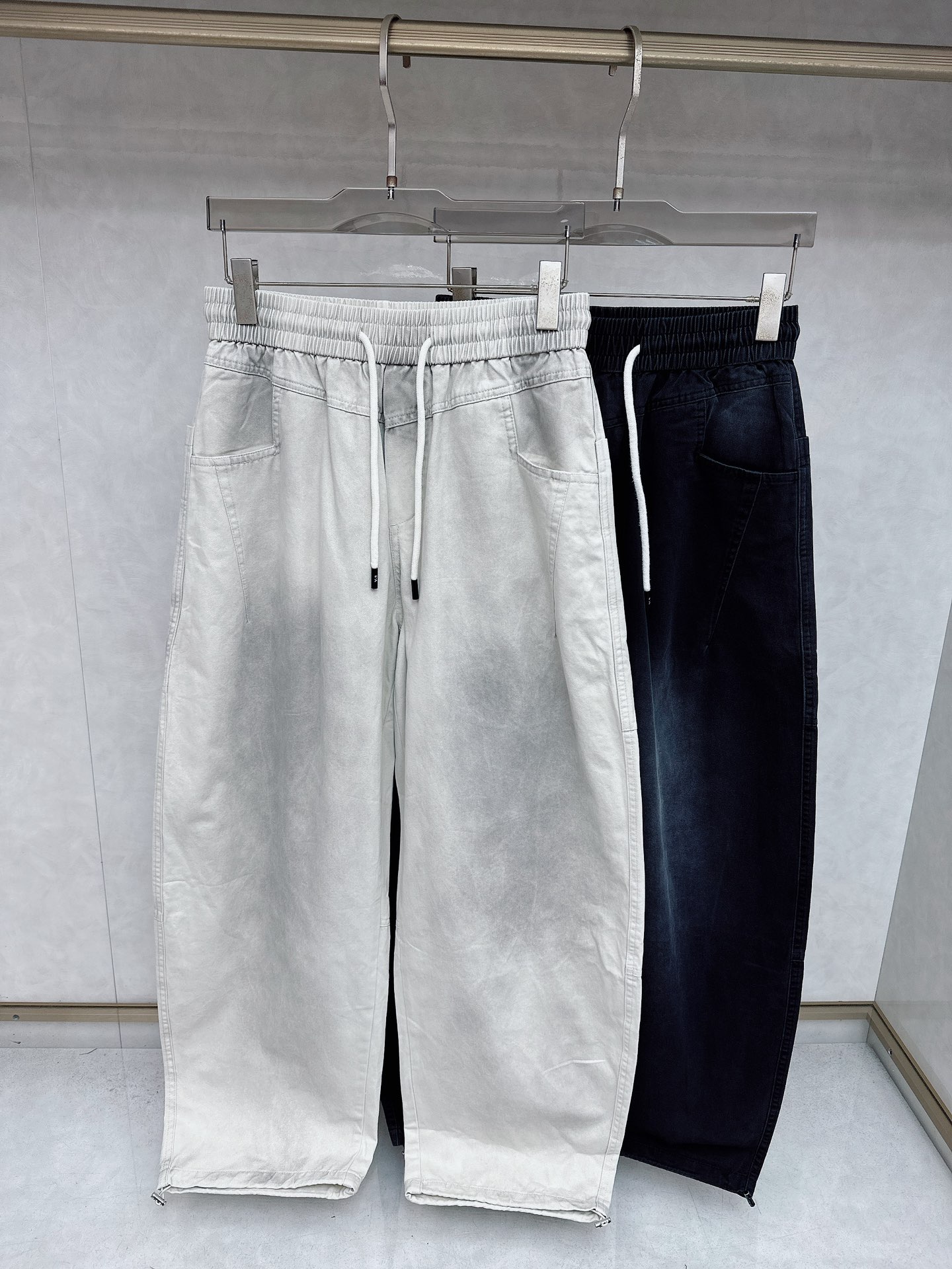 NO:537742,Y3 2025 autumn new curved legs elastic casual pants are very high-end, with extremely exquisite fabrics and styles. It is really classy to wear this high-end trouser outfit. The loose OV curved legs style is absolutely diverse. The classic waist drawstring embellishment, plus the nameplate embellishment of the back of the pants, and the design is regardless of age span. Wear free and elegant, and the upper body can withstand the test of various matching. Any casual style in daily life can be easily controlled, without scattering the theme, and will not be ignored. It is very natural and beautiful!  !  Made of top denim denim fabric, it has a very textured effect after high-end washing process. The fabric is excellent and comfortable on the upper body, giving people a full of trendy and fashionable atmosphere, and bringing luxury and trend to the extreme!  Size M-XXXL, alexander wang19860909Y3 2025秋季新款弯腿弹力休闲裤,非常高档,面料与版型都是极其精良的,着穿这种高档的裤装真的是很有档次.宽松OV的弯腿版型,这款风格是绝对多元化的.经典裤腰抽绳点缀,加上裤后铭牌点缀,不分年龄跨度的设计.着穿自由大气,上身更加经得起各种搭配的考验,日常任何休闲风格都能轻松自由的驾驭,不会喧夺主题,也不会让人忽视,很自然很美好！！ 顶级丹宁牛仔面料打造而成,经高端水洗工艺处理后,呈现出的效果相当有质感.面料极好 上身舒适,给人满满的潮流时髦气息,将奢华与潮流感演绎到了极致！尺码M-XXXL,,alexander wang,Men's clothing