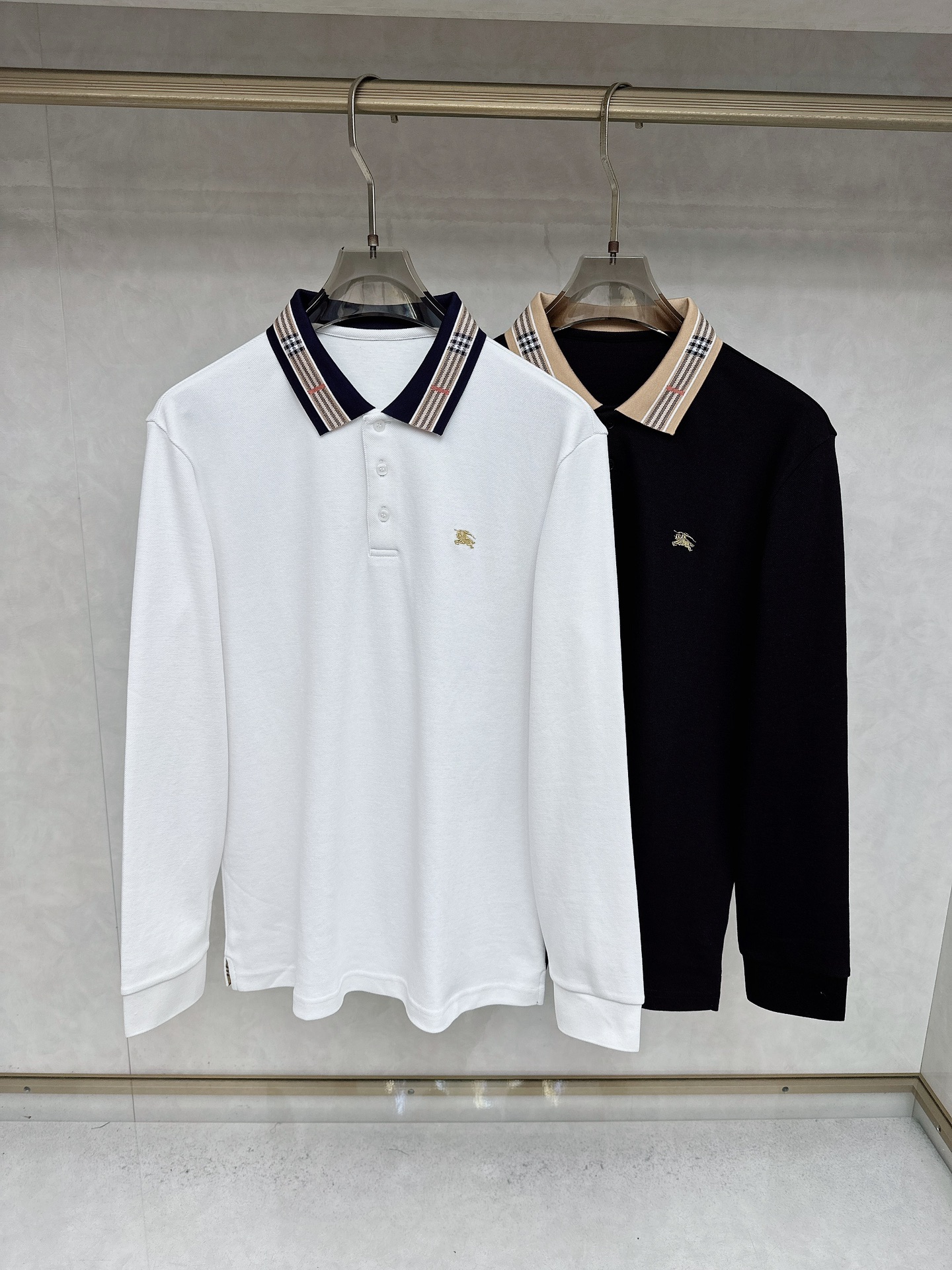 NO:568313,Burberry's 2025 early autumn new model - high-end business casual POLO shirt with horseshoe embroidery logo. Born because of classics, it is a signature item that must be released every season. It reincarnates in every season. The new season still continues the design tone of the house, which is generally undifferentiated. It mixes striped elements in the details, which is very fashionable, elegant, age-reducing and retro. It forms an aesthetic contrast visually and can easily highlight the elements of temperament and taste!  We provide customers with high-end imported ready-made custom-woven pique fabrics, which are extremely luxurious and special materials. The fabric properties are all of the best. The stripes are made of exquisite yarn-dyed technology. The fabric has high gloss, the mesh structure is delicate and natural, and it has perfect comfort and breathability. The tactile experience is self-evident, and you can enjoy the ultimate luxury!  The details are exquisite and the appearance is first-class. The three-button placket closure, small lapel design, and the iconic Gancio horseshoe embroidery on the chest are quite exquisite and have a soul-like existence, highlighting the noble brand identity!  The upper body effect is excellent, and it can be mixed and matched for commuting or leisure. It can easily interpret the ultra-stylish urban elite feel. It is a highly controllable item!  Size M L  XXL code: bust 118cm - dress length 73cm - shoulder width 49cm - sleeve length 64cm XXXL code: bust 122cm - dress length 74cm - shoulder width 50cm - sleeve length 65cm,, burberry, alexander wang19860909巴宝莉 2025早秋新款-马蹄刺绣标识高端商务休闲POLO衫马球衫.因经典而生,每季必出的招牌单品,在每一季轮回,新一季仍然延续了家的设计基调,大体无差异化,在细节上面混搭了条纹元素,非常时髦优雅减龄且复古,在视觉上形成审美反差,极易凸显气质与品位的元素！客供高级进口成衣定织珠地面料,极为奢华特殊的材质,面料属性皆为上乘,条纹采用精湛的色织工艺打造而成,面料光泽度极高,网眼结构细腻自然,舒适性与透气性完美兼备,触感体验不言而喻,奢华极致享受！细节精湛考究,品相一流,三扣门襟开合,小翻领设计,胸前标志性的 Gancio 马蹄刺绣体点缀,颇为精致,属于灵魂式的存在,彰显了高贵的品牌身份！上身效果出色,即通勤亦休闲混搭,可以轻松诠释出超具型格的都市精英感,属于驾驭度极高的单品！ 尺码M L XL XXL XXXL 尺码数据 M码:胸围106cm-衣长70cm-肩宽46cm-袖长61cm L码:胸围110cm-衣长71cm-肩宽47cm-袖长62cm XL码:胸围114cm-衣长70cm-肩宽48cm-袖长63cm XXL码:胸围118cm-衣长73cm-肩宽49cm-袖长64cm XXXL码:胸围122cm-衣长74cm-肩宽50cm-袖长65cm,,burberry,alexander wang,Men's clothing