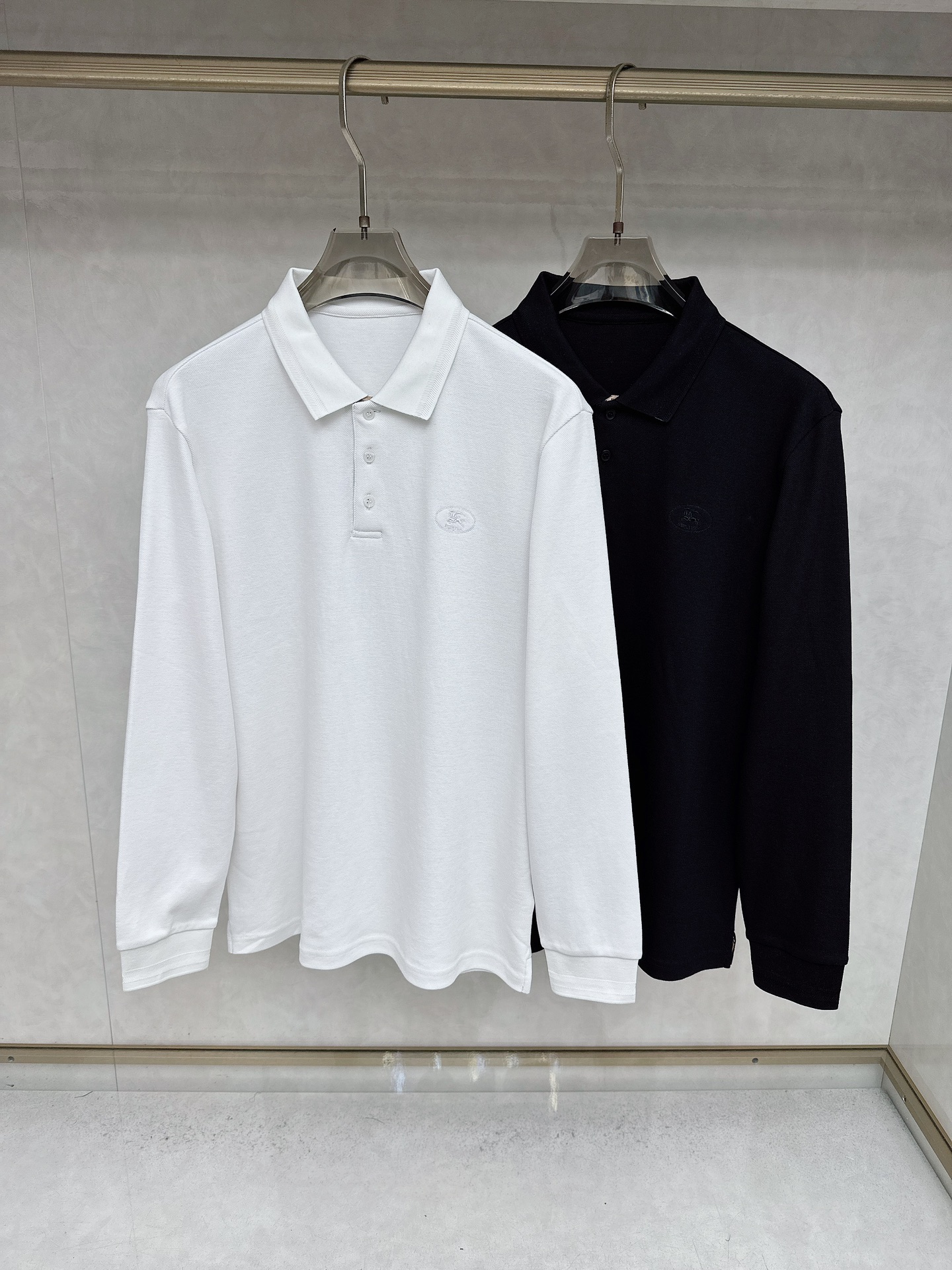 NO:568318,Burberry's 2025 early autumn new model - high-end business casual POLO shirt with horseshoe embroidery logo. Born because of classics, it is a signature item that must be released every season. It reincarnates in every season. The new season still continues the design tone of the house, which is generally undifferentiated. It mixes striped elements in the details, which is very fashionable, elegant, age-reducing and retro. It forms an aesthetic contrast visually and can easily highlight the elements of temperament and taste!  We provide customers with high-end imported ready-made custom-woven pique fabrics, which are extremely luxurious and special materials. The fabric properties are all of the best. The stripes are made of exquisite yarn-dyed technology. The fabric has high gloss, the mesh structure is delicate and natural, and it has perfect comfort and breathability. The tactile experience is self-evident, and you can enjoy the ultimate luxury!  The details are exquisite and the appearance is first-class. The three-button placket opening and closing, small lapel design, and the iconic horseshoe embroidery on the chest are quite exquisite and soul-like, highlighting the noble brand identity!  The upper body effect is excellent, and it can be mixed and matched for commuting or leisure. It can easily interpret the ultra-stylish urban elite feel. It is a highly controllable item!  Size M L  XXL code: bust 118cm - dress length 73cm - shoulder width 49cm - sleeve length 64cm XXXL code: bust 122cm - dress length 74cm - shoulder width 50cm - sleeve length 65cm,, burberry, alexander wang19860909巴宝莉 2025早秋新款-马蹄刺绣标识高端商务休闲POLO衫马球衫.因经典而生,每季必出的招牌单品,在每一季轮回,新一季仍然延续了家的设计基调,大体无差异化,在细节上面混搭了条纹元素,非常时髦优雅减龄且复古,在视觉上形成审美反差,极易凸显气质与品位的元素！客供高级进口成衣定织珠地面料,极为奢华特殊的材质,面料属性皆为上乘,条纹采用精湛的色织工艺打造而成,面料光泽度极高,网眼结构细腻自然,舒适性与透气性完美兼备,触感体验不言而喻,奢华极致享受！细节精湛考究,品相一流,三扣门襟开合,小翻领设计,胸前标志性的 马蹄刺绣体点缀,颇为精致,属于灵魂式的存在,彰显了高贵的品牌身份！上身效果出色,即通勤亦休闲混搭,可以轻松诠释出超具型格的都市精英感,属于驾驭度极高的单品！ 尺码M L XL XXL XXXL 尺码数据 M码:胸围106cm-衣长70cm-肩宽46cm-袖长61cm L码:胸围110cm-衣长71cm-肩宽47cm-袖长62cm XL码:胸围114cm-衣长70cm-肩宽48cm-袖长63cm XXL码:胸围118cm-衣长73cm-肩宽49cm-袖长64cm XXXL码:胸围122cm-衣长74cm-肩宽50cm-袖长65cm,,burberry,alexander wang,Men's clothing