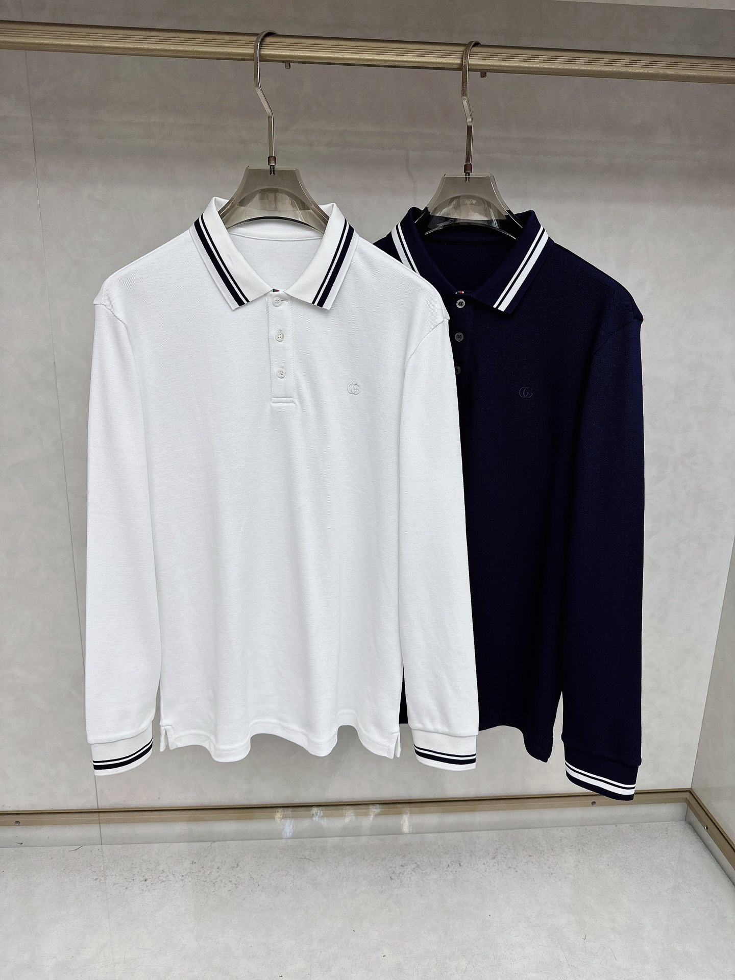 NO:568305,Gucci 2025 early autumn new style. High-end business casual POLO shirt with horseshoe embroidery logo. Born because of classics, it is a signature item that must be released every season. It reincarnates in every season. The new season still continues the design tone of the house, which is generally undifferentiated. The details are mixed with striped elements. It is very fashionable, elegant, age-reducing and retro. It forms an aesthetic contrast visually and can easily highlight the elements of temperament and taste!  We provide customers with high-end imported ready-made custom-woven pique fabrics, which are extremely luxurious and special materials. The fabric properties are all of the best. The stripes are made of exquisite yarn-dyed technology. The fabric has high gloss, the mesh structure is delicate and natural, and it has perfect comfort and breathability. The tactile experience is self-evident, and you can enjoy the ultimate luxury!  The details are exquisite and the appearance is first-class. The three-button placket opening and closing, small lapel design, and the iconic horseshoe embroidery on the chest are quite exquisite and soul-like, highlighting the noble brand identity!  The upper body effect is excellent, and it can be mixed and matched for commuting or leisure. It can easily interpret the ultra-stylish urban elite feel. It is a highly controllable item!  Size M L  XXL code: bust 118cm - dress length 73cm - shoulder width 49cm - sleeve length 64cm XXXL code: bust 122cm - dress length 74cm - shoulder width 50cm - sleeve length 65cm,,alexander wang19860909古奇 2025早秋新款.马蹄刺绣标识高端商务休闲POLO衫马球衫.因经典而生,每季必出的招牌单品,在每一季轮回,新一季仍然延续了家的设计基调,大体无差异化,在细节上面混搭了条纹元素,非常时髦优雅减龄且复古,在视觉上形成审美反差,极易凸显气质与品位的元素！客供高级进口成衣定织珠地面料,极为奢华特殊的材质,面料属性皆为上乘,条纹采用精湛的色织工艺打造而成,面料光泽度极高,网眼结构细腻自然,舒适性与透气性完美兼备,触感体验不言而喻,奢华极致享受！细节精湛考究,品相一流,三扣门襟开合,小翻领设计,胸前标志性的 马蹄刺绣体点缀,颇为精致,属于灵魂式的存在,彰显了高贵的品牌身份！上身效果出色,即通勤亦休闲混搭,可以轻松诠释出超具型格的都市精英感,属于驾驭度极高的单品！ 尺码M L XL XXL XXXL 尺码数据 M码:胸围106cm-衣长70cm-肩宽46cm-袖长61cm L码:胸围110cm-衣长71cm-肩宽47cm-袖长62cm XL码:胸围114cm-衣长70cm-肩宽48cm-袖长63cm XXL码:胸围118cm-衣长73cm-肩宽49cm-袖长64cm XXXL码:胸围122cm-衣长74cm-肩宽50cm-袖长65cm,,alexander wang,Men's clothing