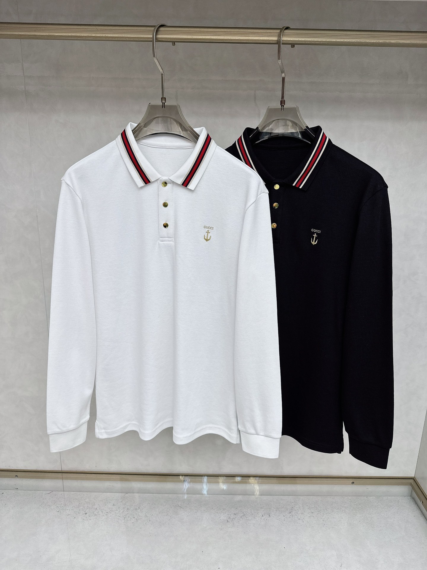 NO:568328,Gucci 2025 early autumn new model - high-end business casual POLO shirt with horseshoe embroidery logo. Born because of classics, it is a signature item that must be released every season. It reincarnates in every season. The new season still continues the design tone of the house, which is generally undifferentiated. The details are mixed with striped elements. It is very fashionable, elegant, age-reducing and retro. It forms an aesthetic contrast visually and can easily highlight the elements of temperament and taste!  We provide customers with high-end imported ready-made custom-woven pique fabrics, which are extremely luxurious and special materials. The fabric properties are all of the best. The stripes are made of exquisite yarn-dyed technology. The fabric has high gloss, the mesh structure is delicate and natural, and it has perfect comfort and breathability. The tactile experience is self-evident, and you can enjoy the ultimate luxury!  The details are exquisite and the appearance is first-class. The three-button placket opening and closing, small lapel design, and the iconic horseshoe embroidery on the chest are quite exquisite and soul-like, highlighting the noble brand identity!  The upper body effect is excellent, and it can be mixed and matched for commuting or leisure. It can easily interpret the ultra-stylish urban elite feel. It is a highly controllable item!  Size M L  XXL code: bust 118cm - dress length 73cm - shoulder width 49cm - sleeve length 64cm XXXL code: bust 122cm - dress length 74cm - shoulder width 50cm - sleeve length 65cm,,alexander wang19860909古奇 2025早秋新款-马蹄刺绣标识高端商务休闲POLO衫马球衫.因经典而生,每季必出的招牌单品,在每一季轮回,新一季仍然延续了家的设计基调,大体无差异化,在细节上面混搭了条纹元素,非常时髦优雅减龄且复古,在视觉上形成审美反差,极易凸显气质与品位的元素！客供高级进口成衣定织珠地面料,极为奢华特殊的材质,面料属性皆为上乘,条纹采用精湛的色织工艺打造而成,面料光泽度极高,网眼结构细腻自然,舒适性与透气性完美兼备,触感体验不言而喻,奢华极致享受！细节精湛考究,品相一流,三扣门襟开合,小翻领设计,胸前标志性的 马蹄刺绣体点缀,颇为精致,属于灵魂式的存在,彰显了高贵的品牌身份！上身效果出色,即通勤亦休闲混搭,可以轻松诠释出超具型格的都市精英感,属于驾驭度极高的单品！ 尺码M L XL XXL XXXL 尺码数据 M码:胸围106cm-衣长70cm-肩宽46cm-袖长61cm L码:胸围110cm-衣长71cm-肩宽47cm-袖长62cm XL码:胸围114cm-衣长70cm-肩宽48cm-袖长63cm XXL码:胸围118cm-衣长73cm-肩宽49cm-袖长64cm XXXL码:胸围122cm-衣长74cm-肩宽50cm-袖长65cm,,alexander wang,Men's clothing