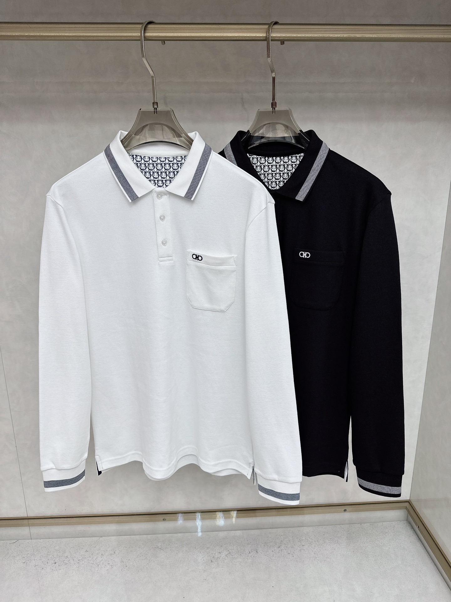 NO:568333,Ferragamo's 2025 early autumn new model - high-end business casual POLO shirt with horseshoe embroidery logo. Born because of classics, the signature item that must be released every season is reincarnated in every season. The new season still continues the design tone of the house, which is generally undifferentiated. Striped elements are mixed in the details, which is very fashionable, elegant, age-reducing and retro. It forms an aesthetic contrast visually and can easily highlight the elements of temperament and taste!  We provide customers with high-end imported ready-made custom-woven pique fabrics, which are extremely luxurious and special materials. The fabric properties are all of the best. The stripes are made of exquisite yarn-dyed technology. The fabric has high gloss, the mesh structure is delicate and natural, and it has perfect comfort and breathability. The tactile experience is self-evident, and you can enjoy the ultimate luxury!  The details are exquisite and the appearance is first-class. The three-button placket opening and closing, small lapel design, and the iconic horseshoe embroidery on the chest are quite exquisite and soul-like, highlighting the noble brand identity!  The upper body effect is excellent, and it can be mixed and matched for commuting or leisure. It can easily interpret the ultra-stylish urban elite feel. It is a highly controllable item!  Size M L  XXL code: bust 118cm - dress length 73cm - shoulder width 49cm - sleeve length 64cm XXXL code: bust 122cm - dress length 74cm - shoulder width 50cm - sleeve length 65cm,,ferragamo,alexander wang19860909菲拉格慕 2025早秋新款-马蹄刺绣标识高端商务休闲POLO衫马球衫.因经典而生,每季必出的招牌单品,在每一季轮回,新一季仍然延续了家的设计基调,大体无差异化,在细节上面混搭了条纹元素,非常时髦优雅减龄且复古,在视觉上形成审美反差,极易凸显气质与品位的元素！客供高级进口成衣定织珠地面料,极为奢华特殊的材质,面料属性皆为上乘,条纹采用精湛的色织工艺打造而成,面料光泽度极高,网眼结构细腻自然,舒适性与透气性完美兼备,触感体验不言而喻,奢华极致享受！细节精湛考究,品相一流,三扣门襟开合,小翻领设计,胸前标志性的 马蹄刺绣体点缀,颇为精致,属于灵魂式的存在,彰显了高贵的品牌身份！上身效果出色,即通勤亦休闲混搭,可以轻松诠释出超具型格的都市精英感,属于驾驭度极高的单品！ 尺码M L XL XXL XXXL 尺码数据 M码:胸围106cm-衣长70cm-肩宽46cm-袖长61cm L码:胸围110cm-衣长71cm-肩宽47cm-袖长62cm XL码:胸围114cm-衣长70cm-肩宽48cm-袖长63cm XXL码:胸围118cm-衣长73cm-肩宽49cm-袖长64cm XXXL码:胸围122cm-衣长74cm-肩宽50cm-袖长65cm,,ferragamo,alexander wang,Men's clothing