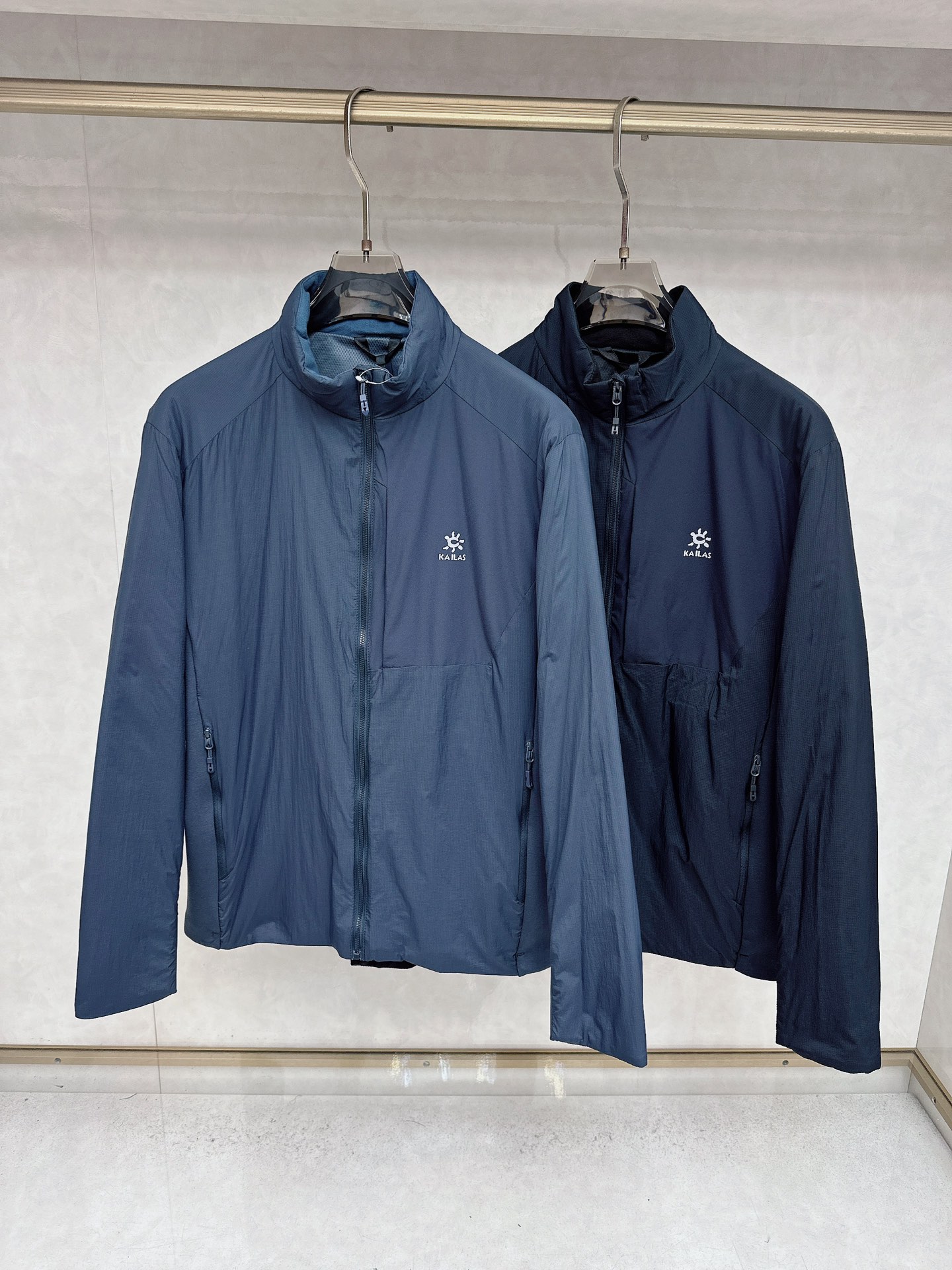 NO:537731,Top quality KAILAS men's lightweight stand-alone cotton jacket outdoor hiking down cotton jacket couple stand-alone jacket different from the market DIY version!!! This is a full-time warm cotton jacket designed for light hiking and mountain life in wet and cold weather. It can be anti-splashing, oil-proof and stain-proof, without fear of rainy weather, anti-staining and fabric-resistant; when external air conditioning invades, it can still maintain a constant warmth effect even when internal sweating is wet. It can also be worn as a mid-layer warm clothing. It uses three-proof technology fabrics and strengthens wrinkle resistance, anti-splashing, anti-glare, easy to care, provides full-time protection, easy to clean. The core area is filled with rimaloft 40Gm cotton, which still maintains a 98 warmth after wet water, ensuring that it remains dry and warm during exercise. Modular area design, the easy sweat zone vapor-permeable system helps quickly dissipate heat, accelerates movement and sweat-permeable, and is more comfortable to breathe. Color navy blue black gray white royal blue Size S M  L XL 2XL Shoulder Width Bust Clothes Long Sleeve Length S 43.6 107 67 62.8 M 44.8 111 6964.4 L46 11571 66 XL 47.2 1197367.6 XXL48.7 124 74.5 68.6,,jackets & coats,down jacket,alexander wang19860909顶级品质 KAILAS凯乐石男士轻量立领棉服户外登山羽绒棉服情侣款立领外套 区别市场DIY版本!!! 这是湿冷天气下专为轻徒步和山地生活设计的全时保暖棉服,可防泼水防油防污,无惧微雨天气,防污耐造；当外部冷气入侵,即使内部汗湿情况下,仍可保持恒定保暖效果.也可作为中层保暖服穿着 采用三防科技面料并加强抗皱性能,防泼水、防油污、易打理,提供全时防护,易于清洁 核心区填充 rimaloft 40Gm棉,湿水后仍保持98的保暖性,确保运动中保持干燥温暖 模块化区域设计,易汗区透汽系统帮助快速散热,加速运动排汗,透汽更舒适 颜色藏青 黑色 灰白 宝蓝 尺码S M L XL 2XL 肩宽 胸围衣长袖长  S 43.6 107 67 62.8  M 44.8 111 6964.4  L46 11571 66 XL 47.2 1197367.6 XXL48.7 124 74.5 68.6,,jackets & coats,down jacket,alexander wang,Men's clothing