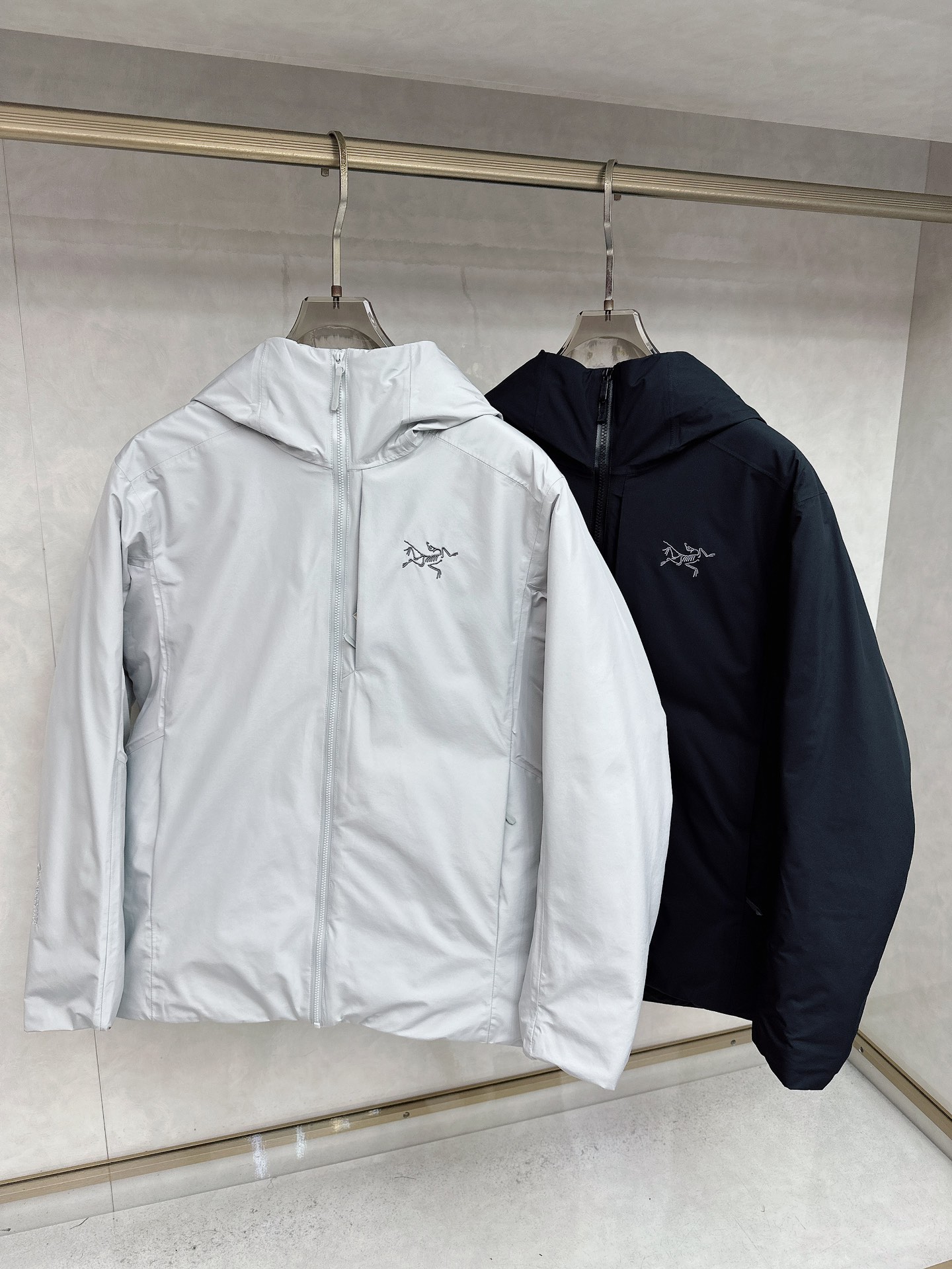 NO:537737,High-version ARC’TERYX*Archaew Bird 25ss new light and hard shell jacket, versatile outdoor style for men and women, using original GORE-TEX technology fabric, all details and accessories are synchronized, gtx material is tightly protected from wind!  It is not easy to get dirty, and it is worry-free to take care of it!  This style is very good, with a large front piece and a pocket glue-pressure design. The workmanship is quite neat. You can't find a thread splicing, and it looks very high-end and high-end. It is equipped with original pull-outs and has an adjustment buckle on the hem, which is convenient for adjustment!  Size s-2xl,arc'teryx,alexander wang19860909高版本 ARC’TERYX*始祖鸟25ss新款轻薄硬壳冲锋衣 百搭户外男女同款 采用原厂GORE-TEX科技面料 细节辅料全部同步gtx材质严密防风！不易脏污,打理起来也很省心！这款版型上身很赞,大身前片,口袋压胶设计,做工相当工整,找不到一丝线头拼接,看上去就很高端上档次,客供原版拉头,下摆也有调节扣,方便调节！ 尺码s-2xl,arc'teryx,alexander wang,Men's clothing