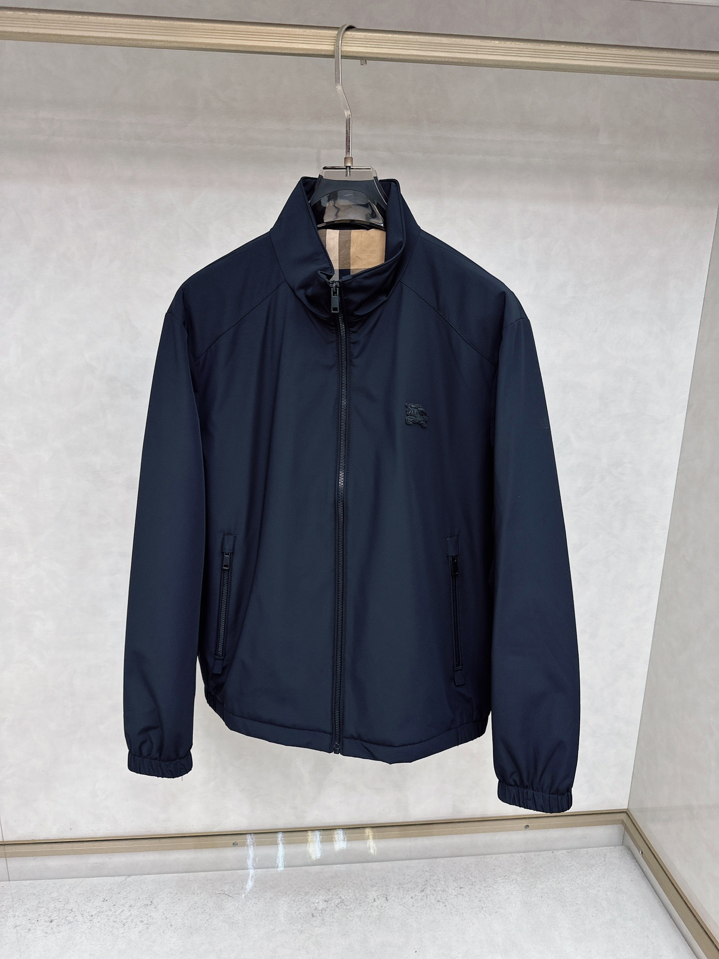 NO:537735,Burberry 2025 new jacket jacket, fashionable and handsome, simple and versatile style, cuff decorative pattern logo, customized original fabric, not only crisp, maintains the trendy silhouette, and is comfortable to wear, and the yarn is more delicate, the number M-3XL, burberry, jackets & coats, jackets & coats, alexander wang19860909巴宝莉 2025新品夹克夹棉外套,时尚帅气,简约百搭款,袖口装饰图案logo,定制原版面料,不仅挺括,保持潮流的廓形,又穿着舒适,纱织更细腻,码数M-3XL,,burberry,jackets & coats,jackets & coats,alexander wang,Men's clothing