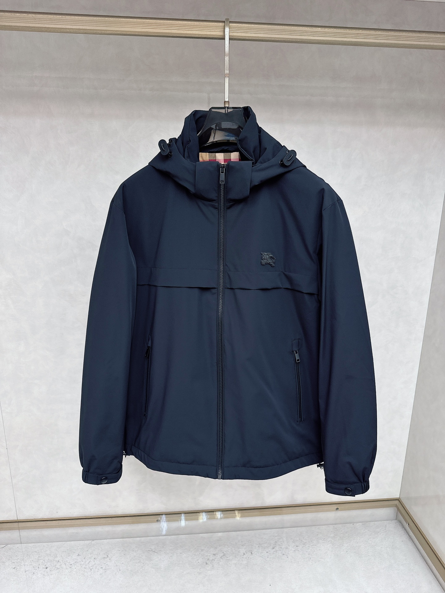 NO:537738,Burberry 2025 new jacket jacket, fashionable and handsome, simple and versatile style, cuff decorative pattern logo, customized original fabric, not only crisp, maintains the trendy silhouette, and is comfortable to wear, and the yarn is more delicate, the number M-3XL, burberry, jackets & coats, jackets & coats, alexander wang19860909巴宝莉 2025新品夹克夹棉外套,时尚帅气,简约百搭款,袖口装饰图案logo,定制原版面料,不仅挺括,保持潮流的廓形,又穿着舒适,纱织更细腻,码数M-3XL,,burberry,jackets & coats,jackets & coats,alexander wang,Men's clothing