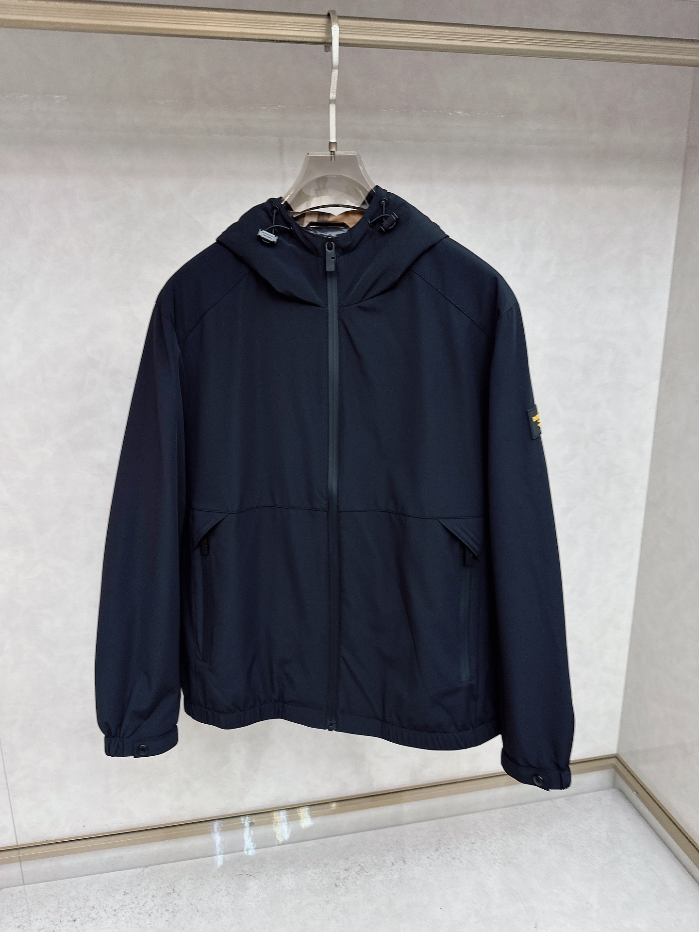 NO:537715,Burberry 2025 new jacket jacket, fashionable and handsome, simple and versatile style, cuff decorative pattern logo, customized original fabric, not only crisp, maintains the trendy silhouette, and is comfortable to wear, and the yarn is more delicate, the number M-3XL, burberry, jackets & coats, jackets & coats, alexander wang19860909巴宝莉 2025新品夹克夹棉外套,时尚帅气,简约百搭款,袖口装饰图案logo,定制原版面料,不仅挺括,保持潮流的廓形,又穿着舒适,纱织更细腻,码数M-3XL,,burberry,jackets & coats,jackets & coats,alexander wang,Men's clothing