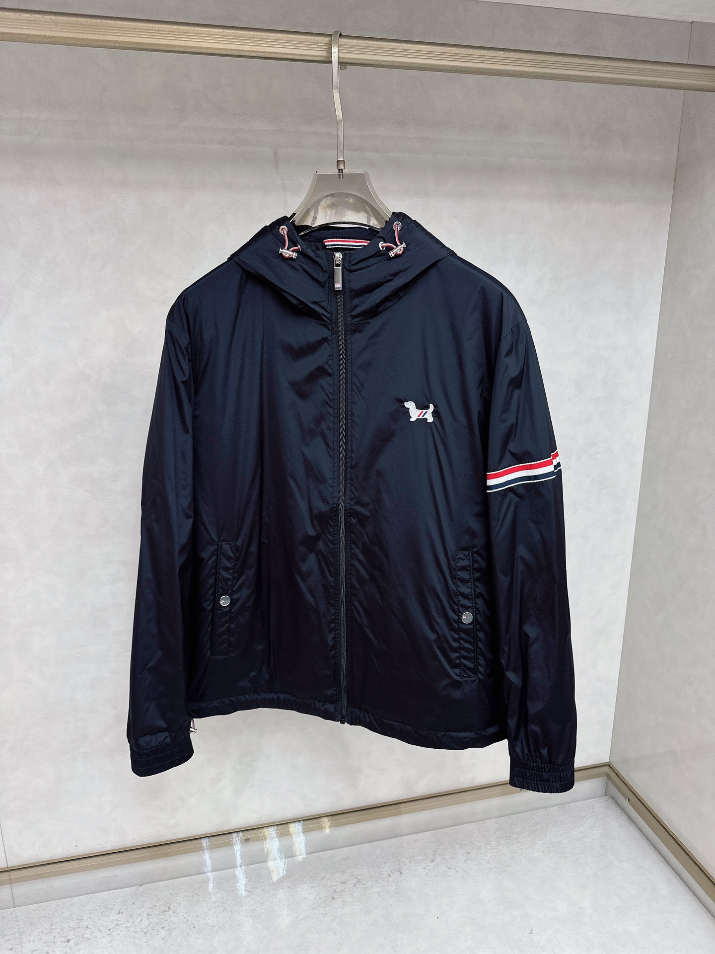 NO:537718,TB 2025 new jacket jacket, fashionable and handsome, simple and versatile style, cuff decorative pattern logo, customized original fabric, not only crisp, maintains the trendy silhouette, and is comfortable to wear, and the yarn is more delicate, the number M-3XL,, jackets & coats, jackets & coats, alexander wang19860909TB 2025新品夹克夹棉外套,时尚帅气,简约百搭款,袖口装饰图案logo,定制原版面料,不仅挺括,保持潮流的廓形,又穿着舒适,纱织更细腻,码数M-3XL,,jackets & coats,jackets & coats,alexander wang,Men's clothing