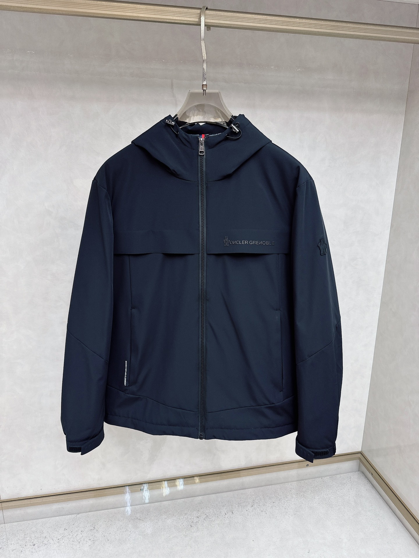 NO:537721,The new jacket and cotton jacket in 2025, fashionable and handsome, simple and versatile, cuff decorative pattern logo, customized original fabric, not only crisp, maintains the trendy silhouette, and is comfortable to wear, and the yarn is more delicate, the number M-3XL, Moncler, jackets & coats, jackets & coats, alexander wang19860909蒙口 2025新品夹克夹棉外套,时尚帅气,简约百搭款,袖口装饰图案logo,定制原版面料,不仅挺括,保持潮流的廓形,又穿着舒适,纱织更细腻,码数M-3XL,,Moncler,jackets & coats,jackets & coats,alexander wang,Men's clothing