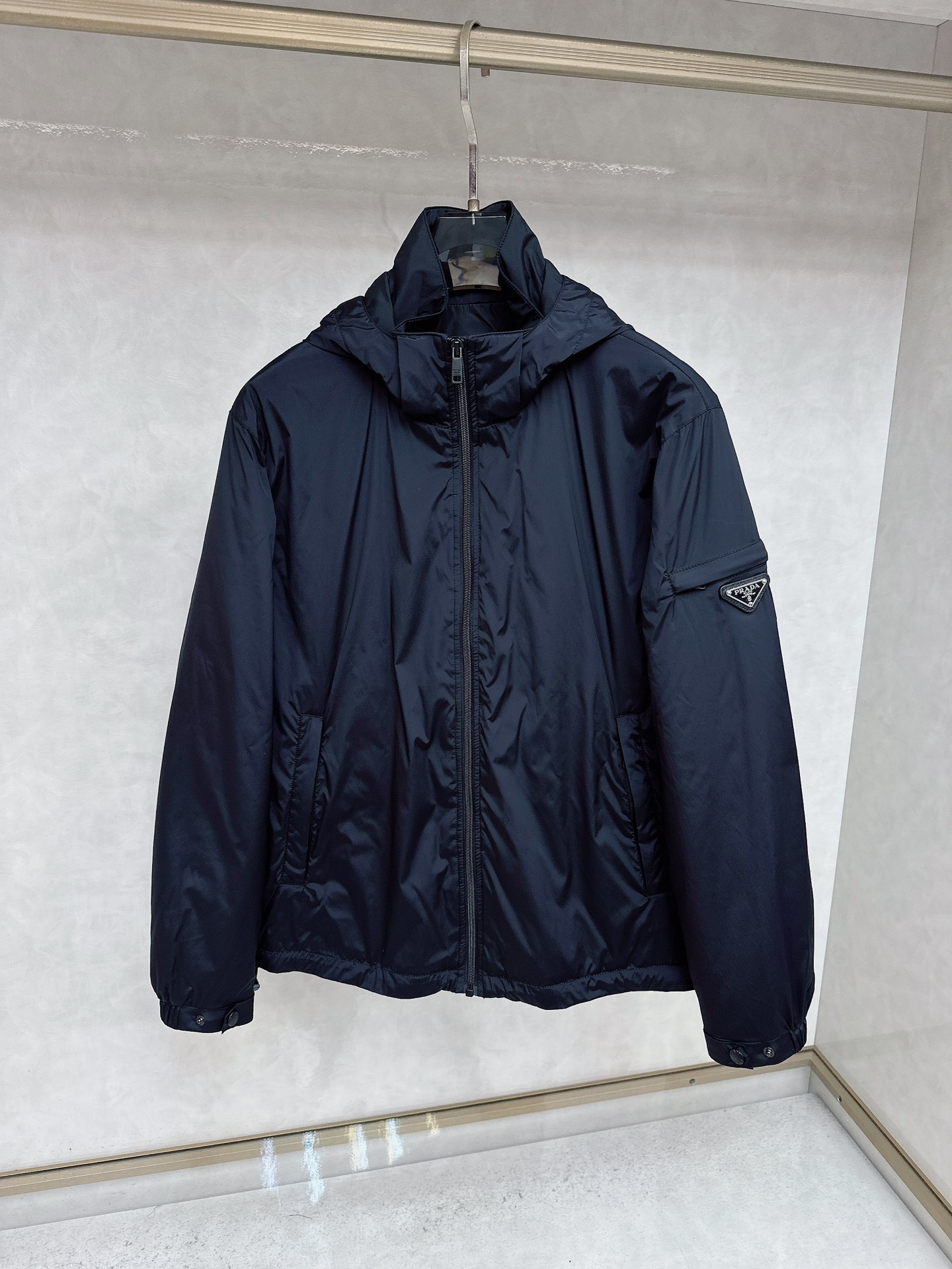 NO:537724,Prada 2025 new jacket jacket, fashionable and handsome, simple and versatile style, cuff decorative pattern logo, customized original fabric, not only crisp, maintains the trendy silhouette, and is comfortable to wear, and the yarn is more delicate, the number M-3XL, prada, jackets & coats, jackets & coats, alexander wang19860909普拉达 2025新品夹克夹棉外套,时尚帅气,简约百搭款,袖口装饰图案logo,定制原版面料,不仅挺括,保持潮流的廓形,又穿着舒适,纱织更细腻,码数M-3XL,,prada,jackets & coats,jackets & coats,alexander wang,Men's clothing