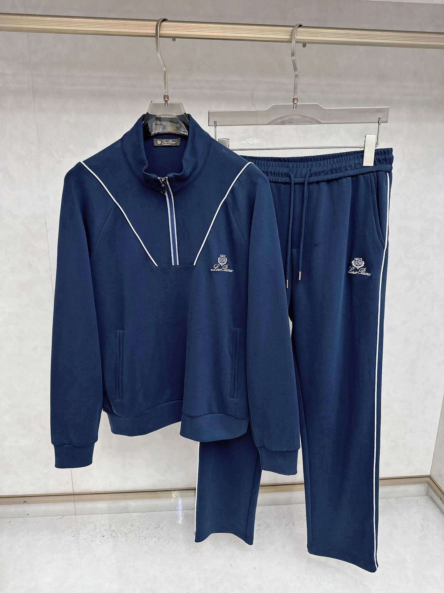 NO:537730,Loro Pina Nuoyou Pianya Recommended by old and upstarts!  Autumn and winter stand collar sports suit, high-end customization. The original single rude product makes you comfortable and has a very good upper body. It uses imported high-quality and high-quality air-layer fabrics!  Soft and comfortable, with master-level tailoring. If you like this simple and atmospheric style, you can't hesitate. The low-key connotation and style are all the best. The top trousers are so good that they have no friends, and they can be perfectly controlled in all occasions!  Slim fit style is comfortable and stylish, without restraint, elegant and elegant upper body without losing the feeling of casualness! Number of code M-3XL color green - blue - white, loro piana, alexander wang19860909Loro Pina 诺悠翩雅 老钱新贵推荐！ 秋冬立领运动套装,高级定制 原单狠货,让你舒适体验、上身非常的赞 采用进口优质高品质空气层面料！柔软舒适,大师级别剪裁,喜欢这种简约大气款就不能犹豫 低调内涵有格调,上身裤型好到没朋友,且各种场合都能完美驾驭！修身版型舒适有型,没有束缚感,上身优雅大气又不失随性的感觉! 码数M-3XL 颜色绿色-兰色-白色,,loro piana,alexander wang,Men's clothing