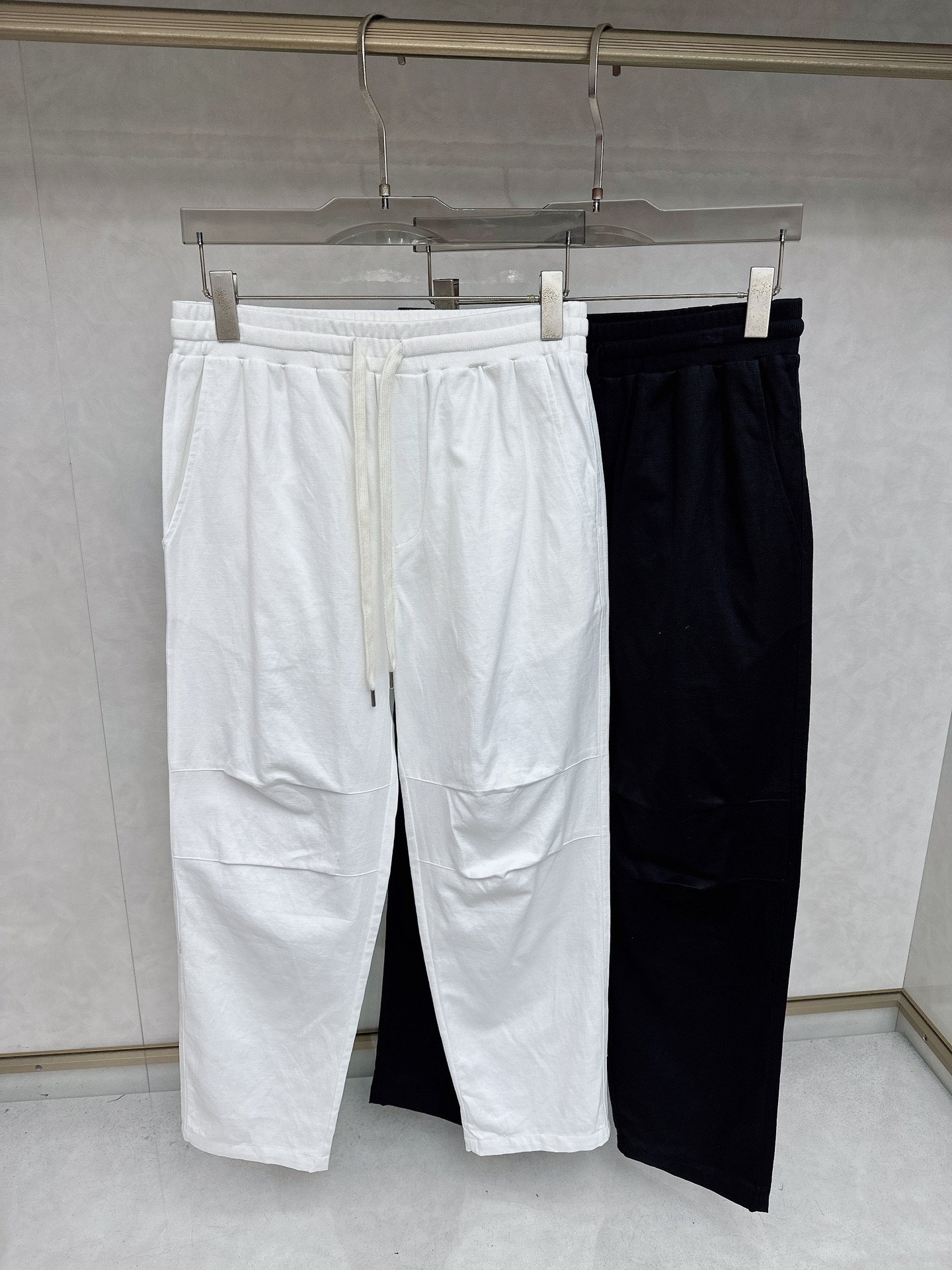 NO:537733,BrunelloCucinelli Brunello Cucinelli Recommended by old money upstarts!  Autumn men's elastic waist straight-foot casual pants are made of 5545 linen, a classic style for both business and casual wear. Combined tailoring, embroidery of pocket logo embroidery, loose and practical drawstrings at the waist, create a balanced elegance in the contrast, with excellent soft feel, making the upper body comfortable and breathable, moisture-absorbing and sweating while supporting a sturdy drooping feeling. Business and casual wear can be matched well!  S-XL Color White-Black, brunello cucinelli, alexander wang19860909BrunelloCucinelli布鲁洛 库奇内利 老钱新贵推荐！ 秋季男士松紧腰直脚休闲裤 面料采用5545亚麻,经典款商务休闲都实穿的一款 合体的剪裁 口袋标志刺绣的点缀 宽松量感与腰部的实用抽绳,在对比中营造平衡的优雅 ,有着极好的柔软手感 让上身舒适透气 吸湿排汗的同时又能支撑挺括垂感 商务休闲都能很好搭配 ！ 码数S-XL 颜色白色-黑色,,brunello cucinelli,alexander wang,Men's clothing