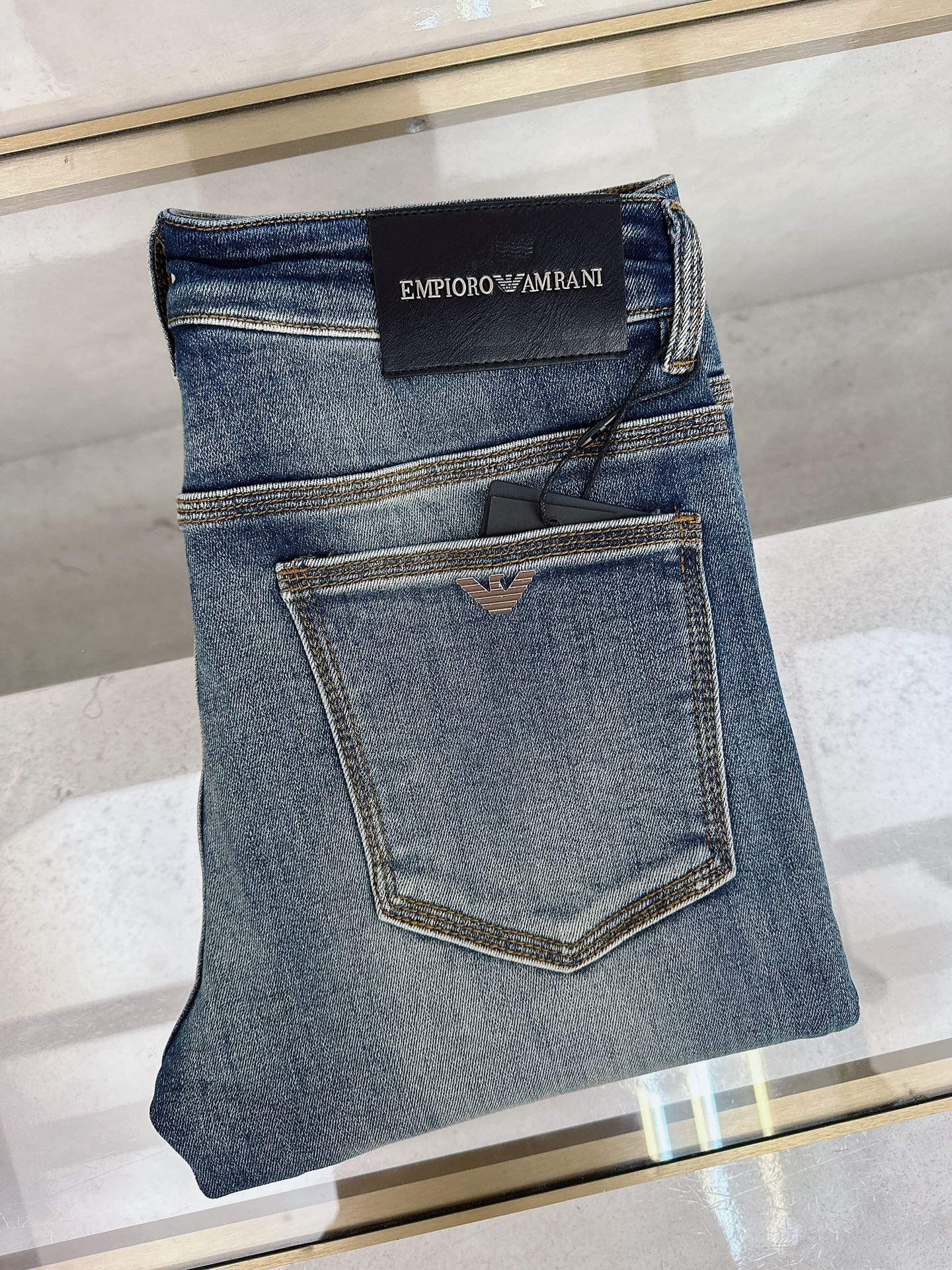 NO:567954,Armani's 2025 autumn and winter new styles are now on the market, the original hot-selling jeans are super customized, original hardware, super heavy craftsmanship, awesome styles and impeccable details!  The style is not picky, it is very high-end, good stuff waits for no one, hurry up and get it if you like it, sizes 28-38, armani, jeans, alexander wang19860909阿玛尼 2025秋冬新款现货上市,原单爆款牛仔裤超级定制款,原版五金,超级重工工艺,版型超赞细节做工无可挑剔！款式不挑人,特别高档,好货不等人,看中赶紧下手,尺码28-38,,armani,jeans,alexander wang,Men's clothing