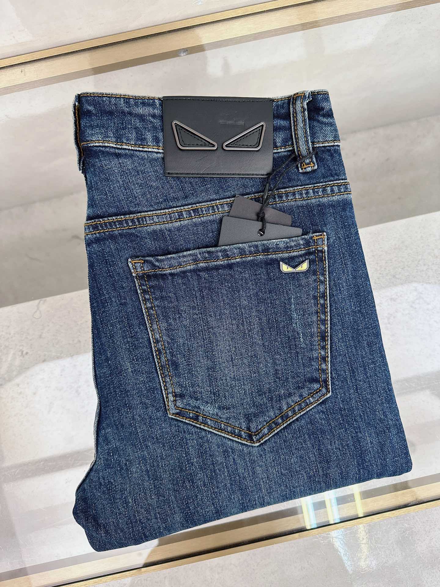 NO:567963,Fendi's 2025 autumn and winter new styles are on the market, the original hot-selling jeans are super customized, original hardware, super heavy craftsmanship, awesome style, impeccable details and workmanship!  The style is not picky, it is very high-end, good stuff waits for no one, hurry up and get it if you like it, sizes 28-38, fendi, jeans, alexander wang19860909芬迪 2025秋冬新款现货上市,原单爆款牛仔裤超级定制款,原版五金,超级重工工艺,版型超赞细节做工无可挑剔！款式不挑人,特别高档,好货不等人,看中赶紧下手,尺码28-38,,fendi,jeans,alexander wang,Men's clothing