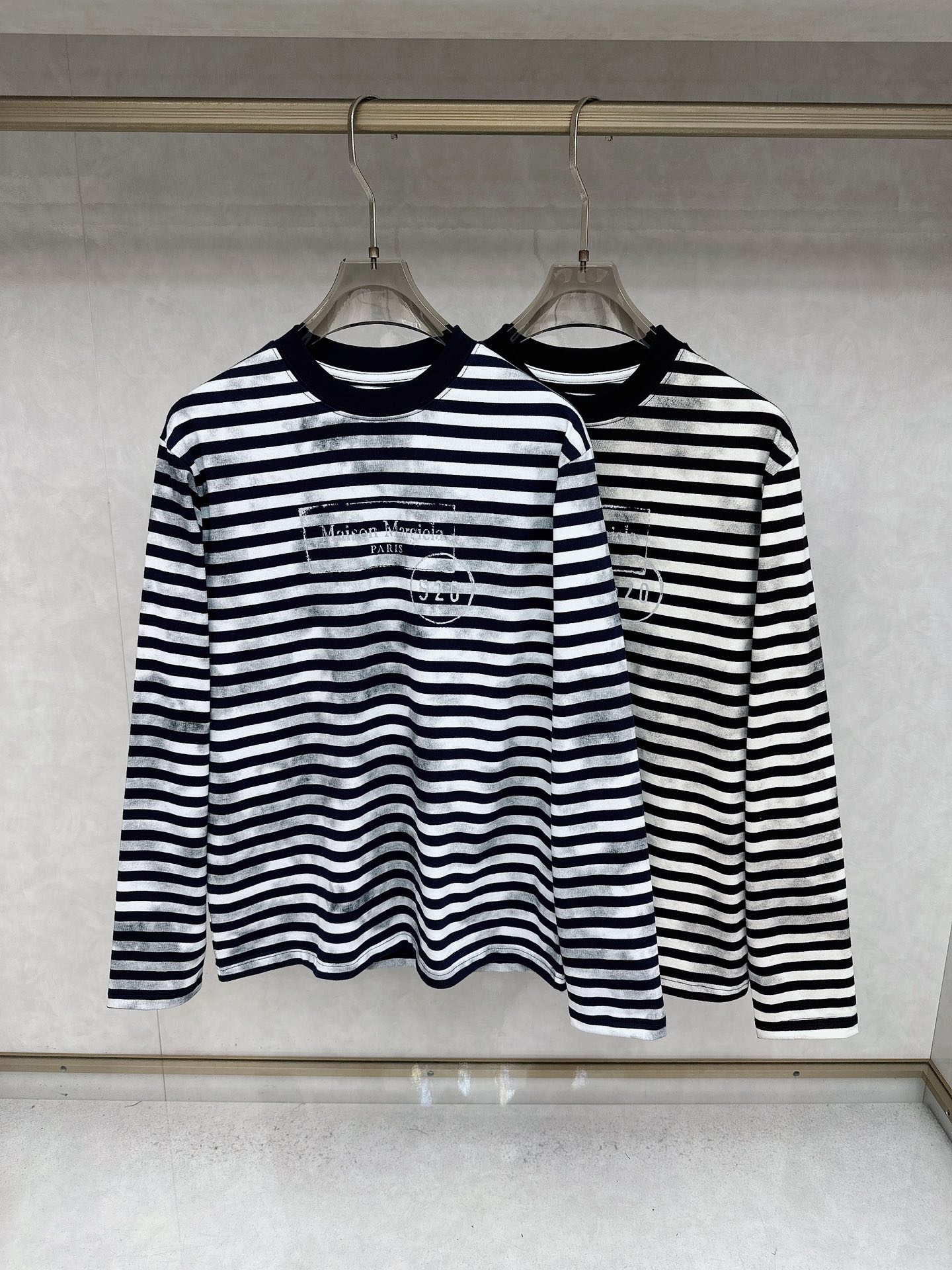 NO:567861,MM6 Margiela 25fw new striped long-sleeved T-shirt. Advanced minimalist series. Fashionable striped simple and versatile style. The fabric is custom-dyed. The fabric is comfortable and soft. In order to highlight the layering of the shape, contrasting ribs are spliced ​​at the neck. The loose version has a casual style. It is not picky at all. Perfect details. The classic logo pattern on the upper body is super beautiful. Same style for men and women. Sizes M-3XL, masion margiela, masion margiela, tees, t-shirt, alexander wang19860909MM6 马吉拉25fw新款条纹长袖T恤 高级极简系列 时尚条纹简约百搭款 面料定制定染 面料舒适柔软 为了突出造型层次在领口拼接了撞色罗纹 宽松版型随性风格 一点都不挑人 完美细节处理 经典Logo图案上身超好看. 男女同款 尺码M-3XL,,masion margiela,masion margiela,tees，t-shirt,alexander wang,Men's clothing