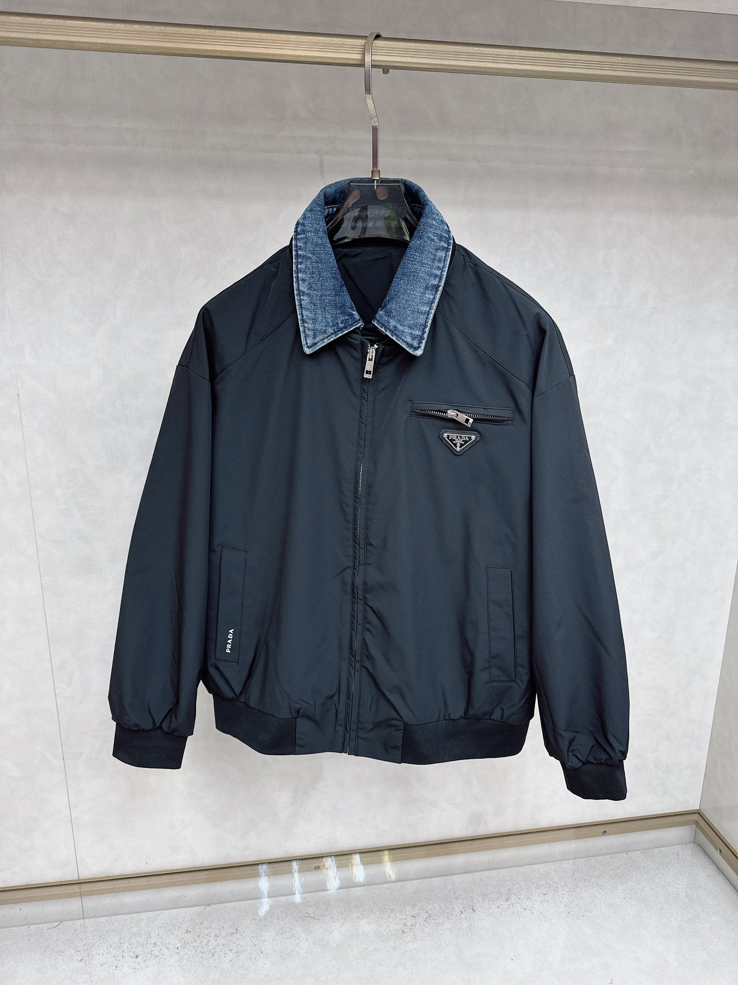 NO:567866,Prada Prada* casual jacket style 2025 autumn and winter top imported private goods, high-end splicing suit, customized hardware to create a multi-zipper and multi-pocket design suit, fashionable yet luxurious, the quality is unquestionable, the upper body effect is great, the same style as the luxury official website Style size M-3xL,, prada, prada, jackets & coats, alexander wang19860909普拉达 Prada*休闲外套版型 2025秋冬款顶级进口私货,高端拼接套装,定制五金打造多拉链多口袋设计套装,款时尚不失奢华 品质毋庸置疑 上身效果超赞,奢华官网同款 款式尺码M-3xL,,prada,prada,jackets & coats,alexander wang,Men's clothing