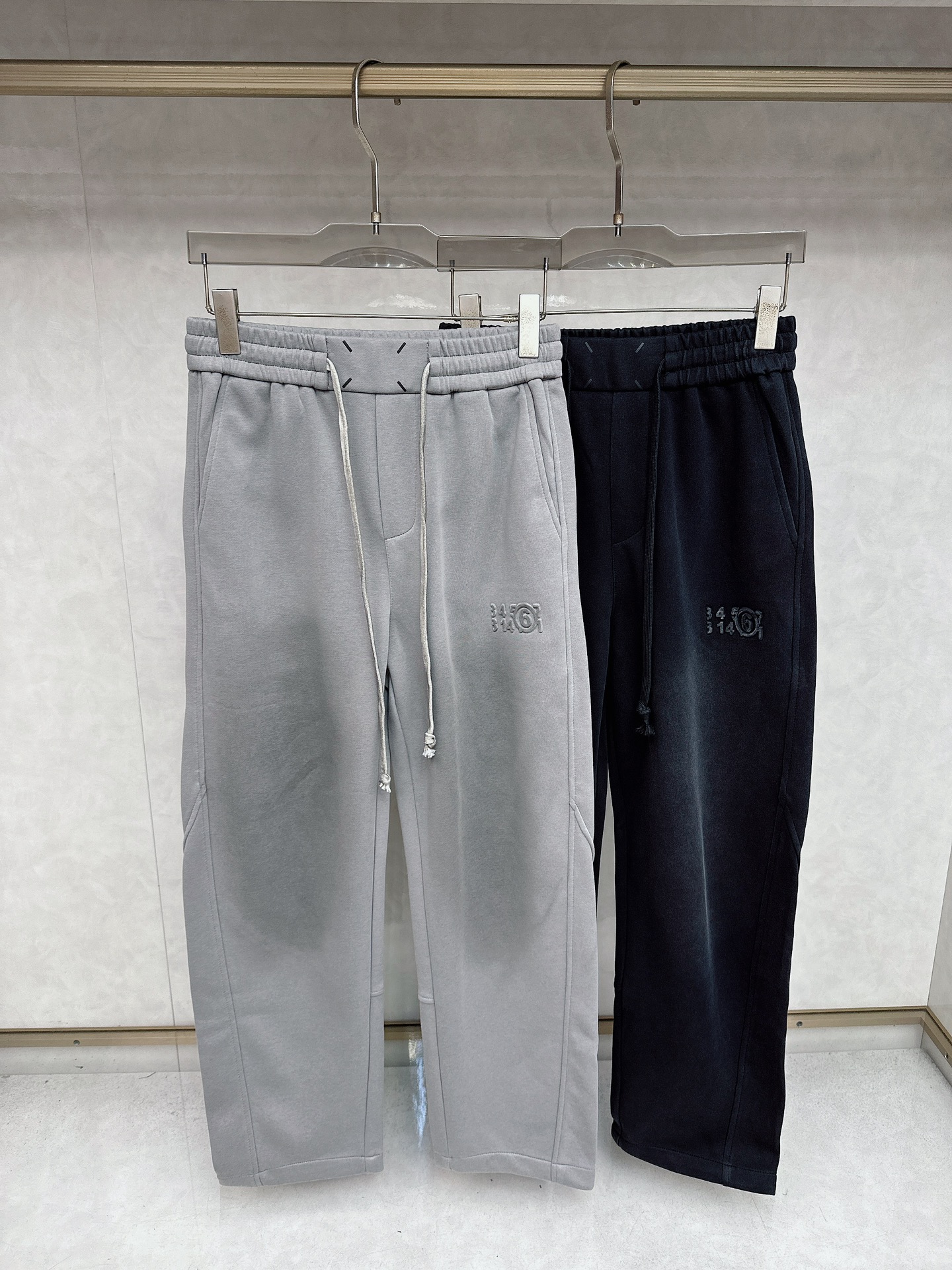 NO:567871,Margiela's latest 2025 autumn and winter casual pants counter, 1:1 top-quality replica, in full condition!  A must-have item for fashionistas!  Those who know the goods should hurry up and get it. Size M~3xl, masion margiela, alexander wang19860909马吉拉 2025秋冬最新休闲裤专柜1:1顶级复刻,全品相！潮人必备单品！懂货的老铁赶紧下手 尺码M~3xl,,masion margiela,alexander wang,Men's clothing