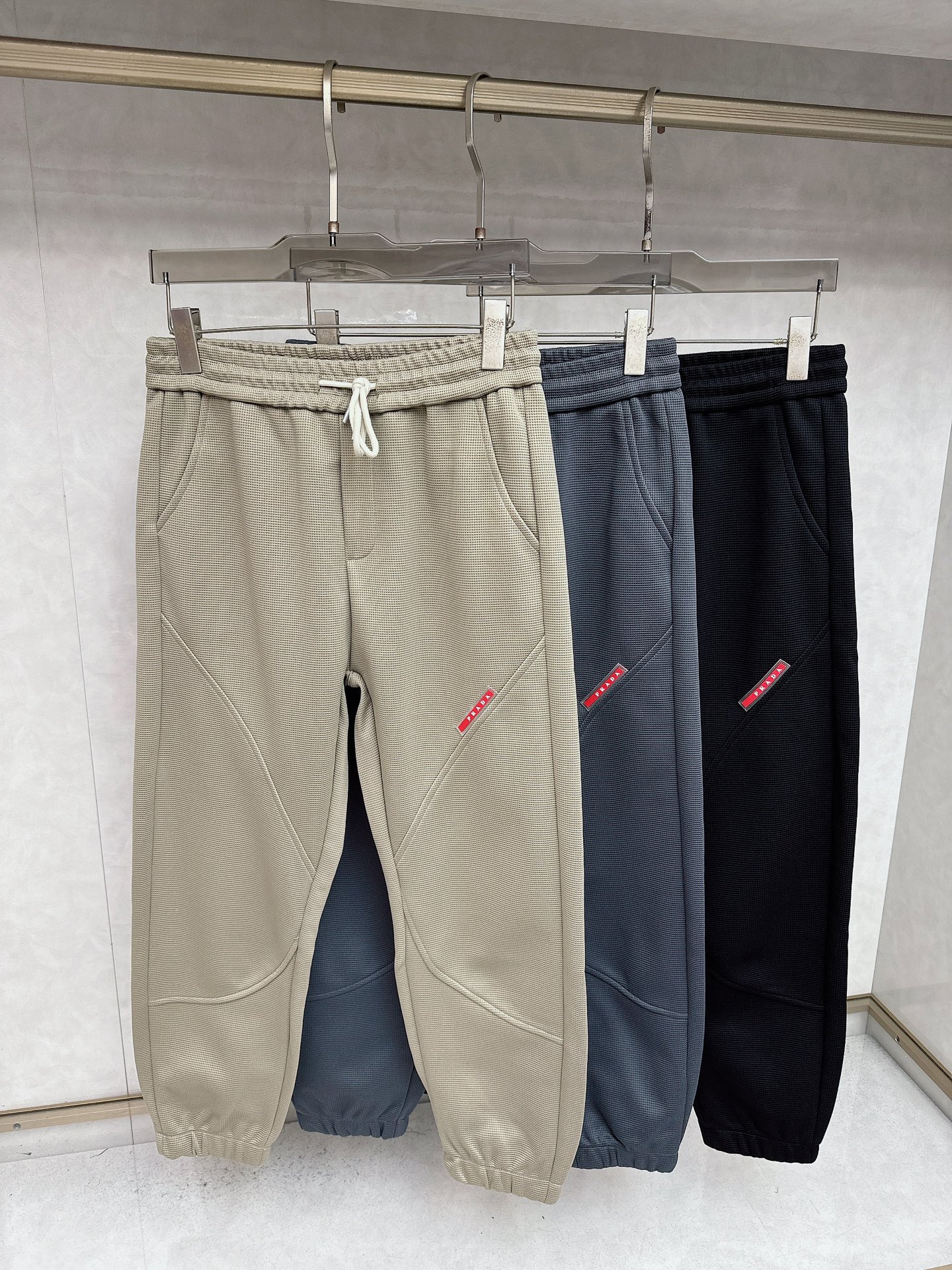 NO:539660,Prada 2025 Autumn and Winter latest casual pants counter 1:1 top replica, full quality!  A must-have item for trendy people!  The old man who knows the goods quickly starts with size M-3XL, prada, alexander wang19860909普拉达 2025秋冬最新休闲裤专柜1:1顶级复刻,全品相！潮人必备单品！懂货的老铁赶紧下手 尺码M-3XL,,prada,alexander wang,Men's clothing