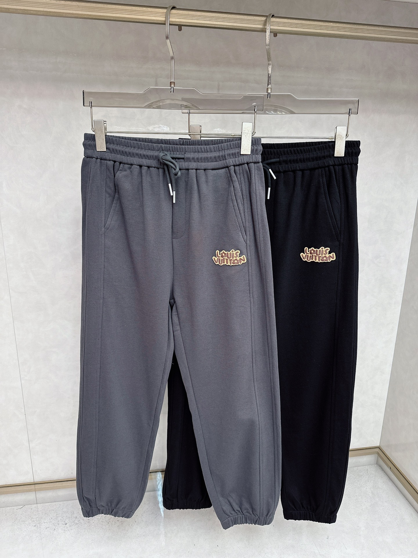 NO:539664,LV 2025 Autumn and Winter latest casual pants counter 1:1 top replica, full quality!  A must-have item for trendy people!  The old iron who knows the goods quickly starts with size M-3XL, louis vuitton, alexander wang19860909LV 2025秋冬最新休闲裤专柜1:1顶级复刻,全品相！潮人必备单品！懂货的老铁赶紧下手 尺码M-3XL,,louis vuitton,alexander wang,Men's clothing