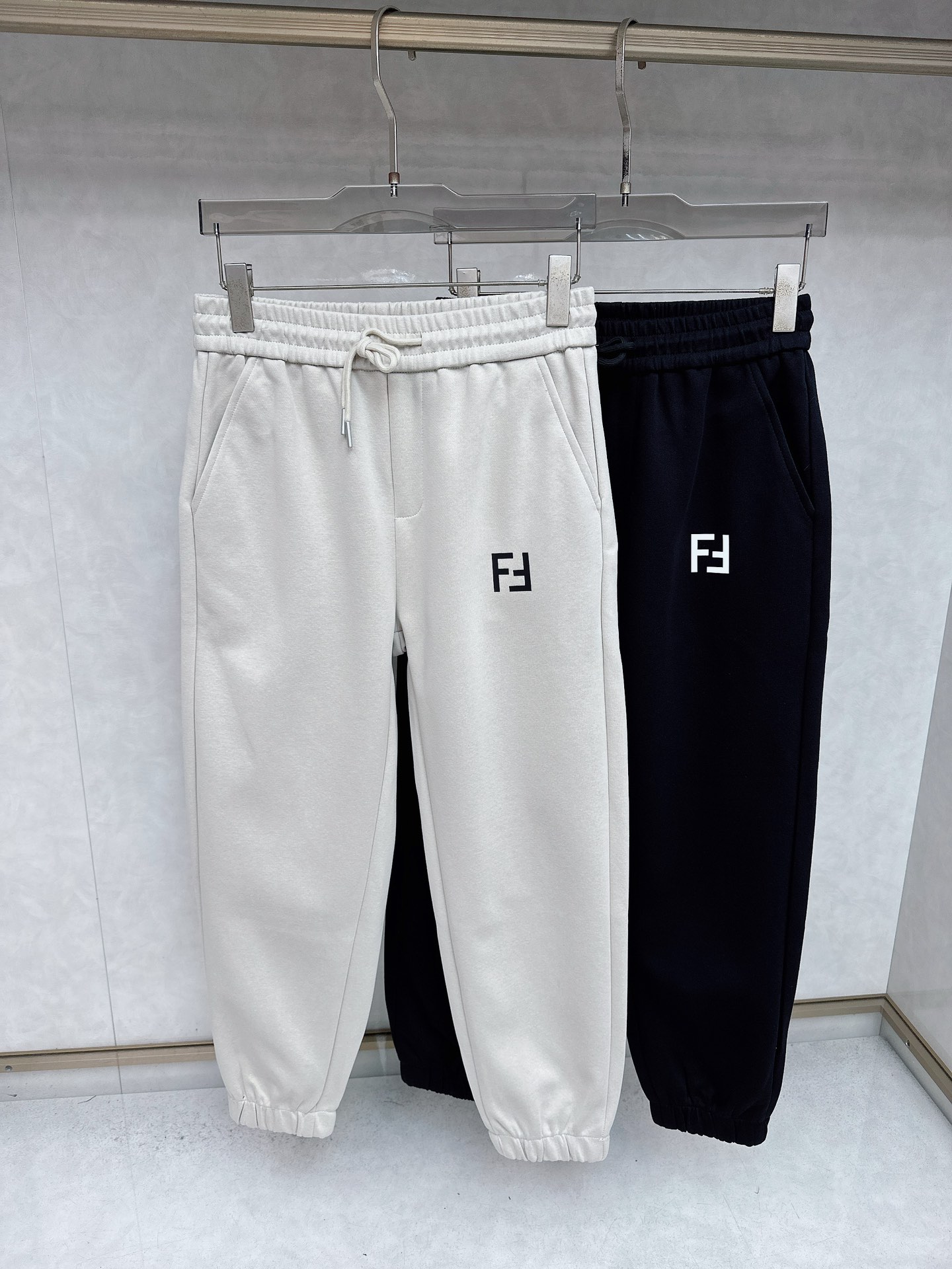NO:539666,Fendi 2025 Autumn and Winter latest casual pants counter 1:1 top replica, full quality!  A must-have item for trendy people!  The old man who knows the goods quickly starts with size M-3XL, fendi, alexander wang19860909芬迪 2025秋冬最新休闲裤专柜1:1顶级复刻,全品相！潮人必备单品！懂货的老铁赶紧下手 尺码M-3XL,,fendi,alexander wang,Men's clothing