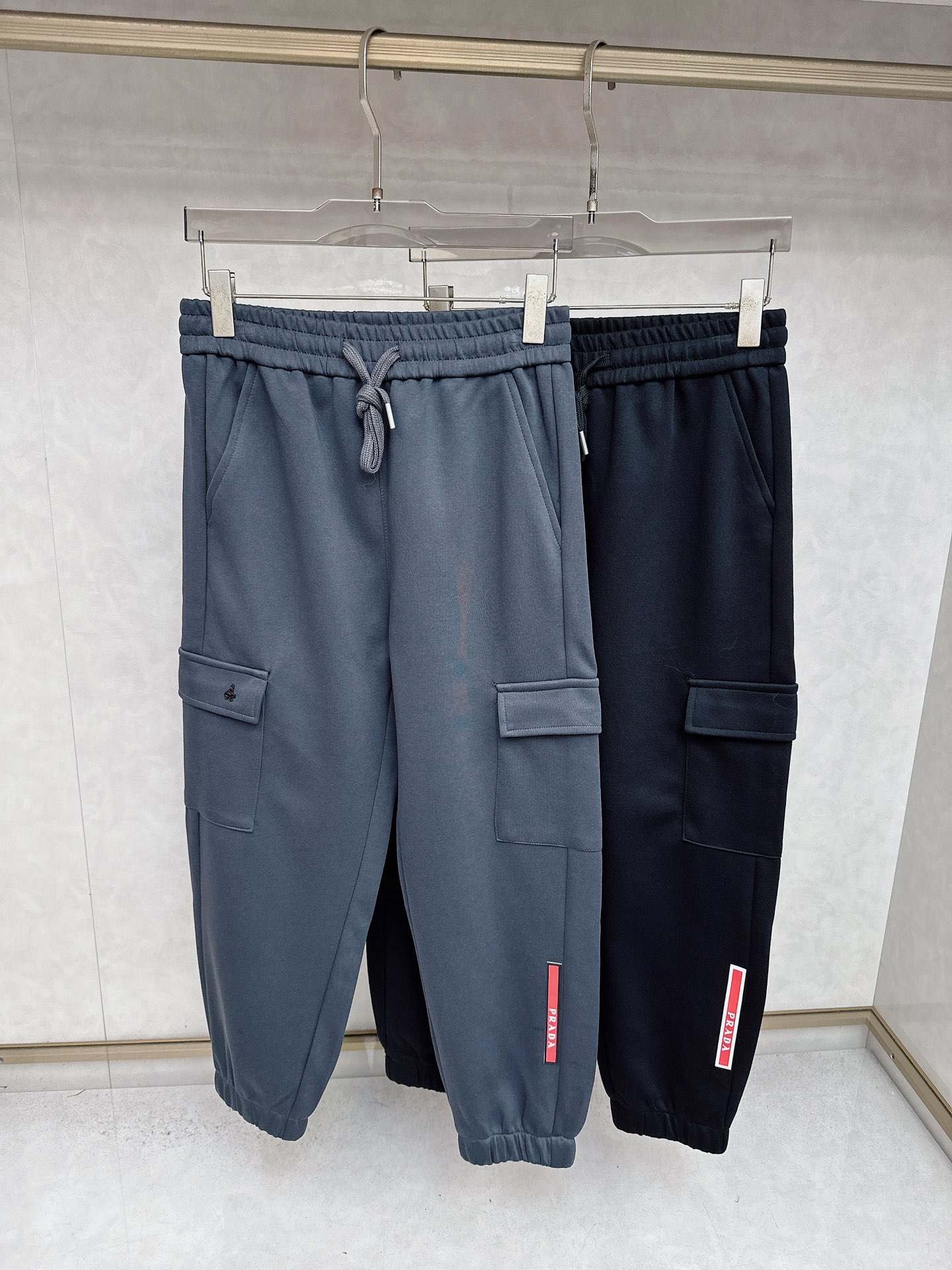NO:539673,Prada 2025 Autumn and Winter latest casual pants counter 1:1 top replica, full quality!  A must-have item for trendy people!  The old man who knows the goods quickly starts with size M-3XL, prada, alexander wang19860909普拉达 2025秋冬最新休闲裤专柜1:1顶级复刻,全品相！潮人必备单品！懂货的老铁赶紧下手 尺码M-3XL,,prada,alexander wang,Men's clothing