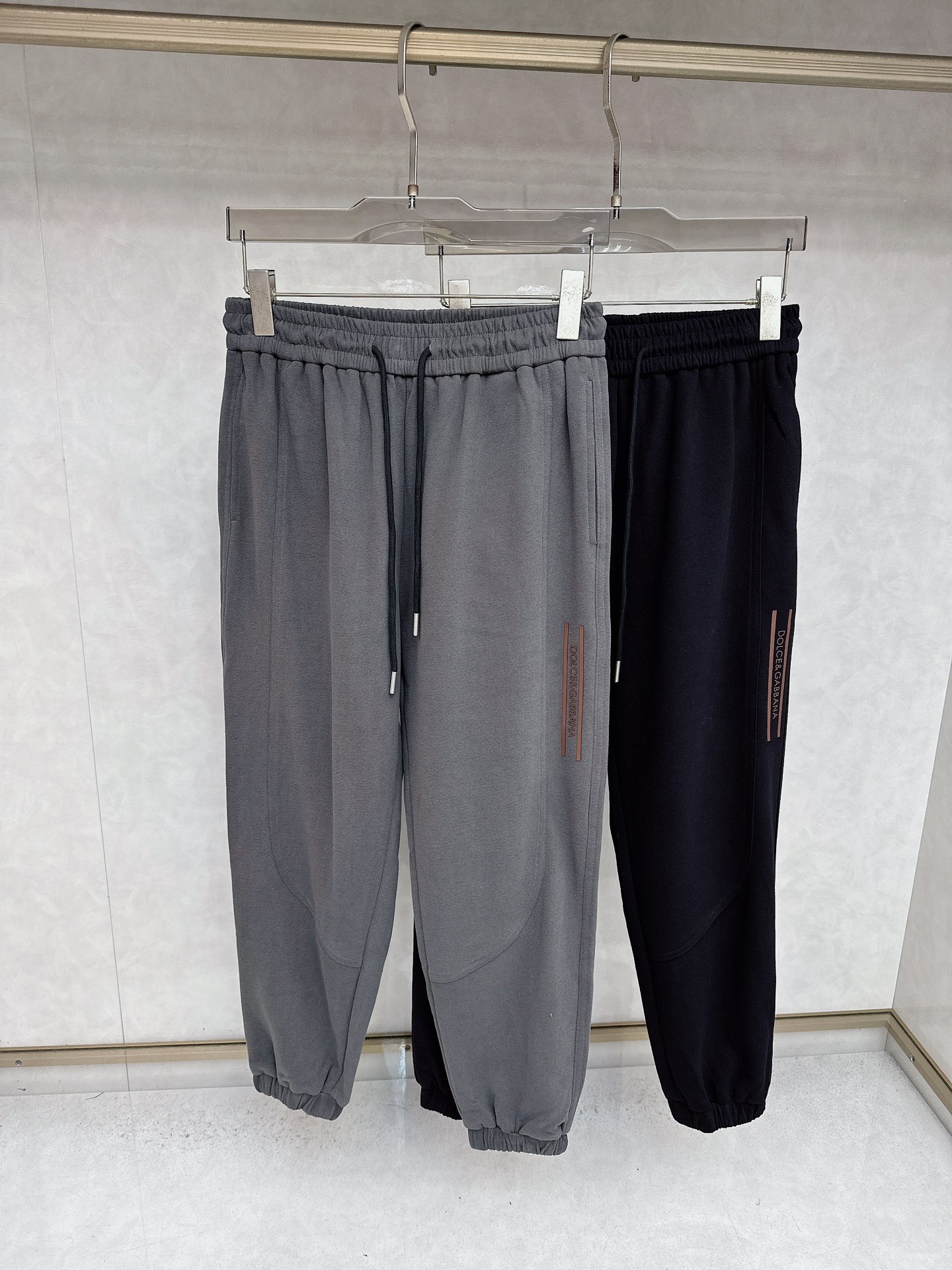 NO:539679,DG 2025 Autumn and Winter latest casual pants counter 1:1 top replica, full quality!  A must-have item for trendy people!  Old iron who knows the goods quickly starts with size M-3XL, alexander wang19860909DG 2025秋冬最新休闲裤专柜1:1顶级复刻,全品相！潮人必备单品！懂货的老铁赶紧下手 尺码M-3XL,,alexander wang,Men's clothing